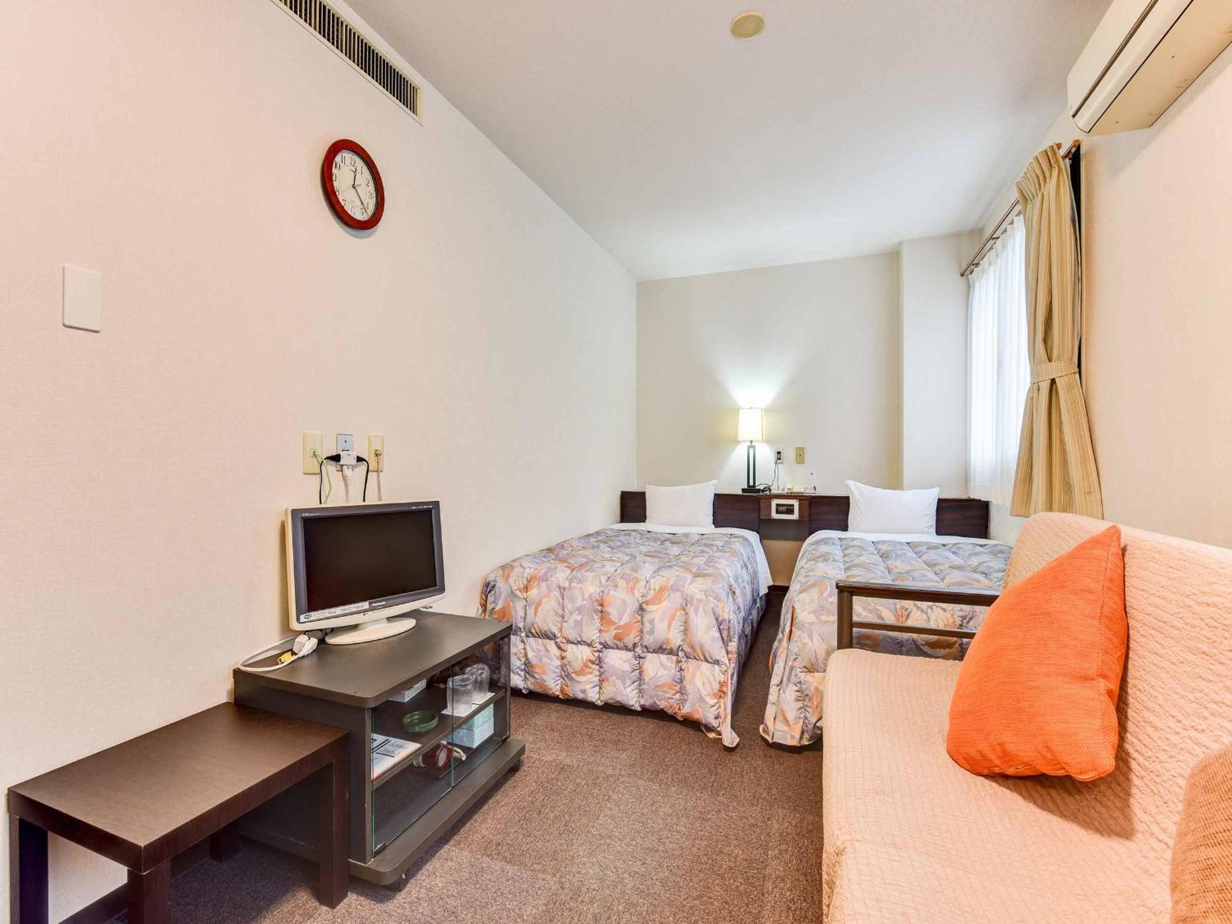 Economy Twin Room - Photo 3