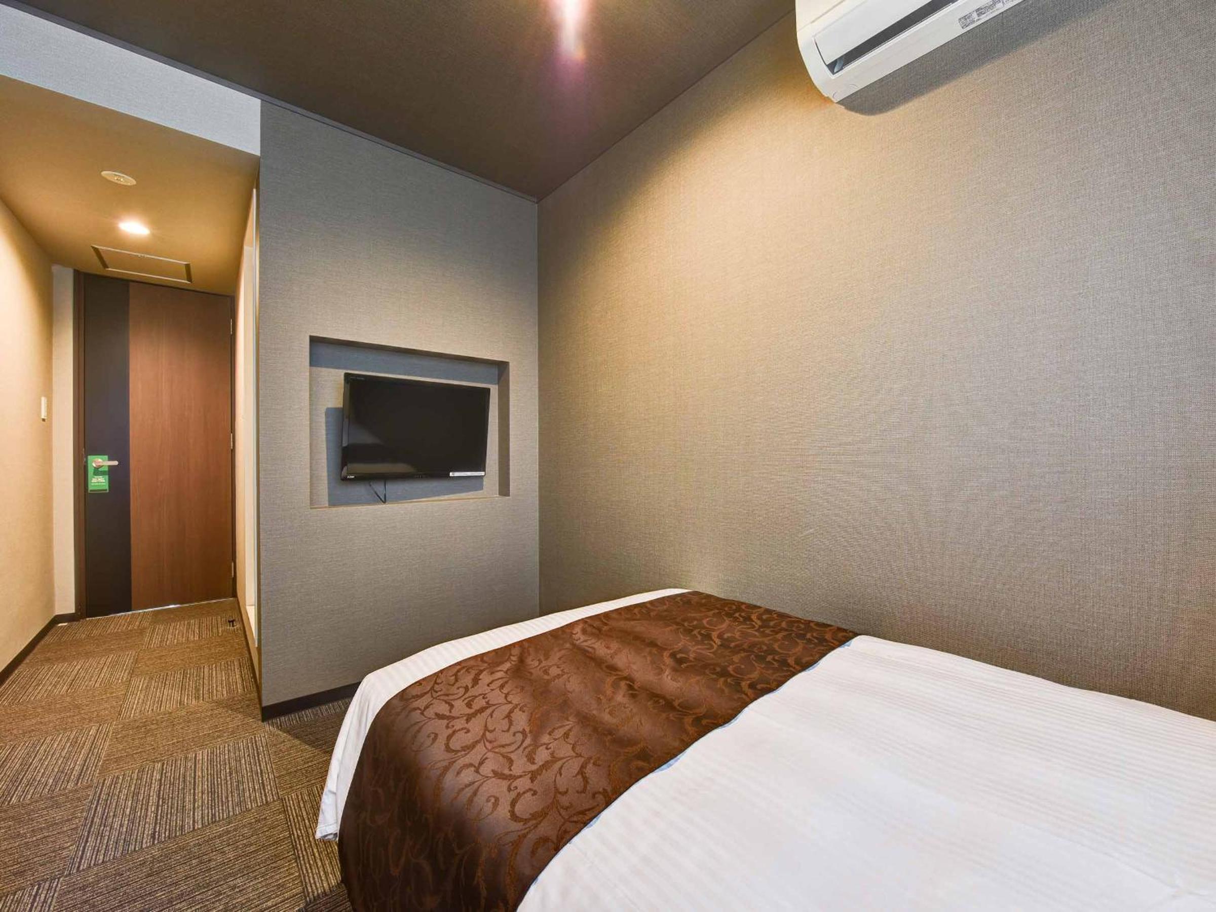 Superior Double Room with Small Double Bed - Non-Smoking - Photo 6