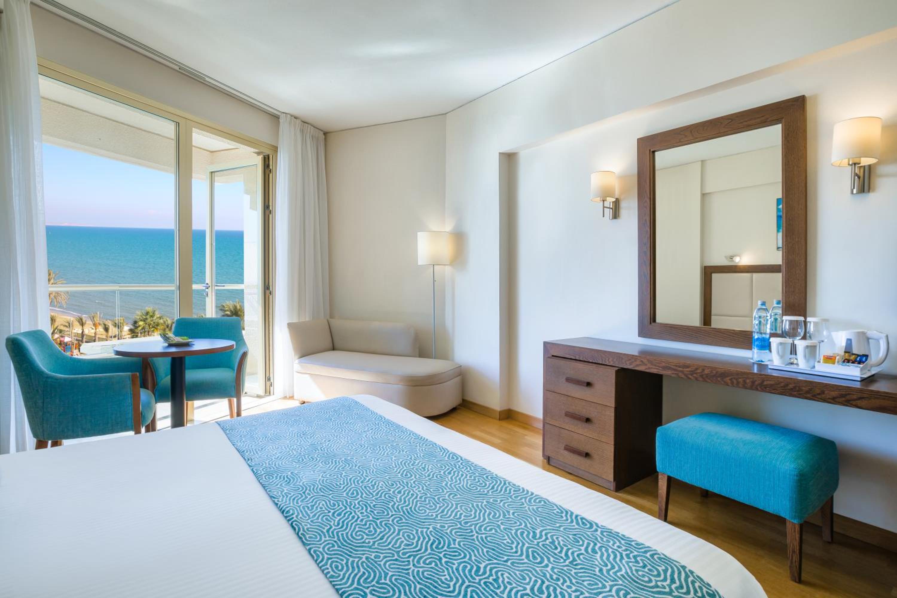 Double Room with Side Sea View - Photo 2