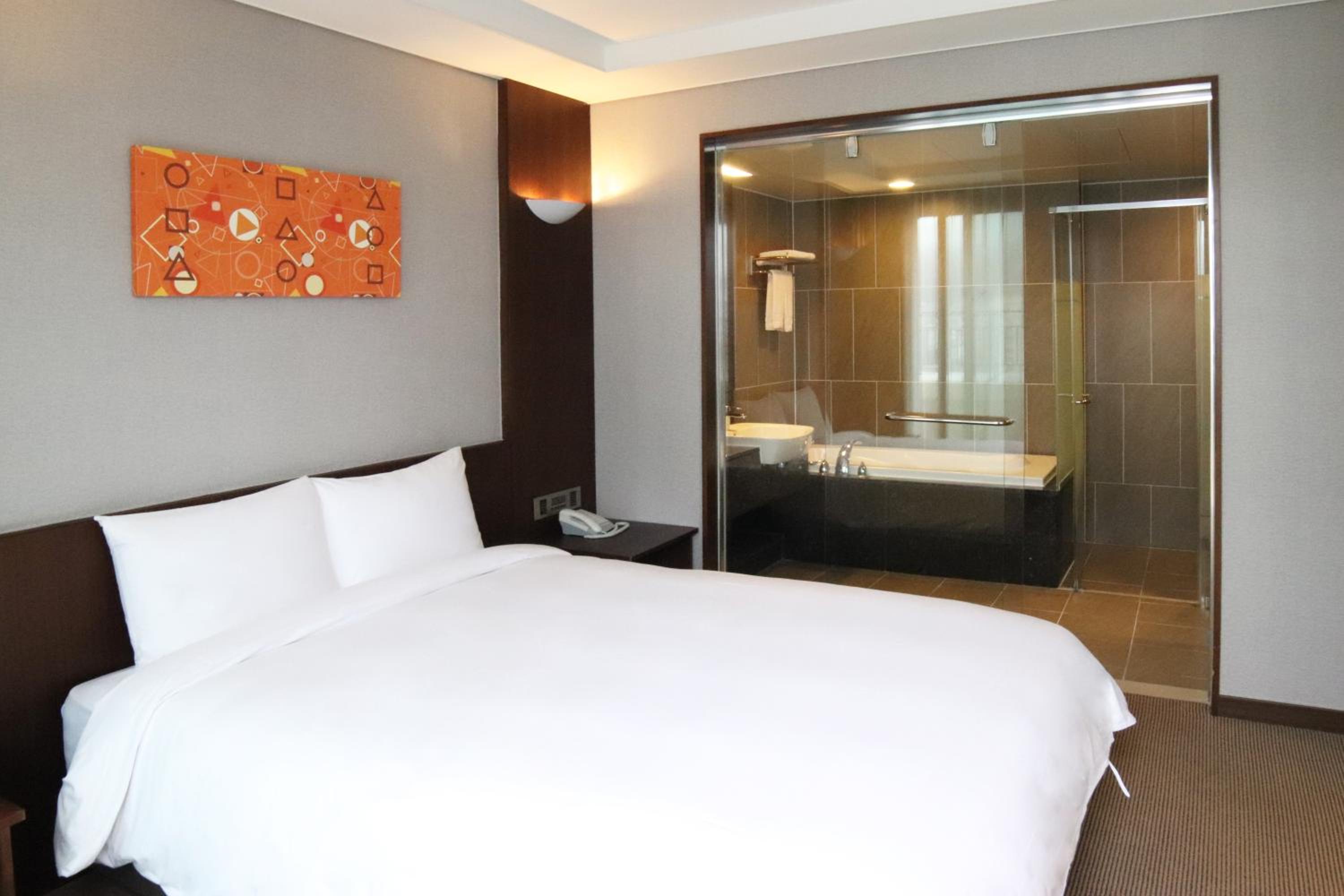 Executive Suite - Photo 3