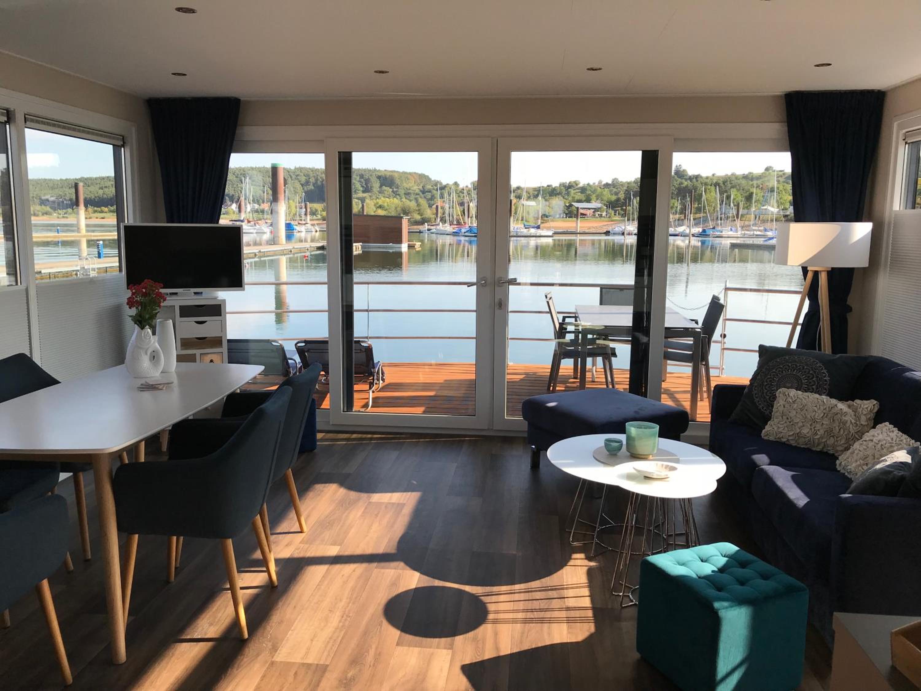 Bungalow - Water Front (Innenlage) - Photo 1