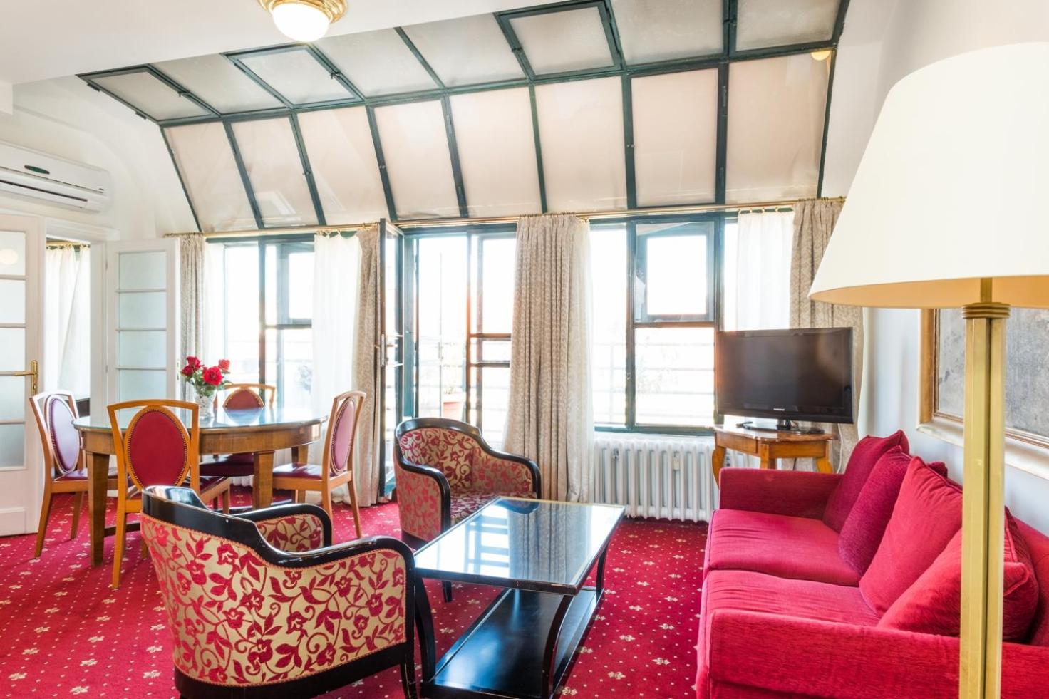 Suite (2-3 Adults)