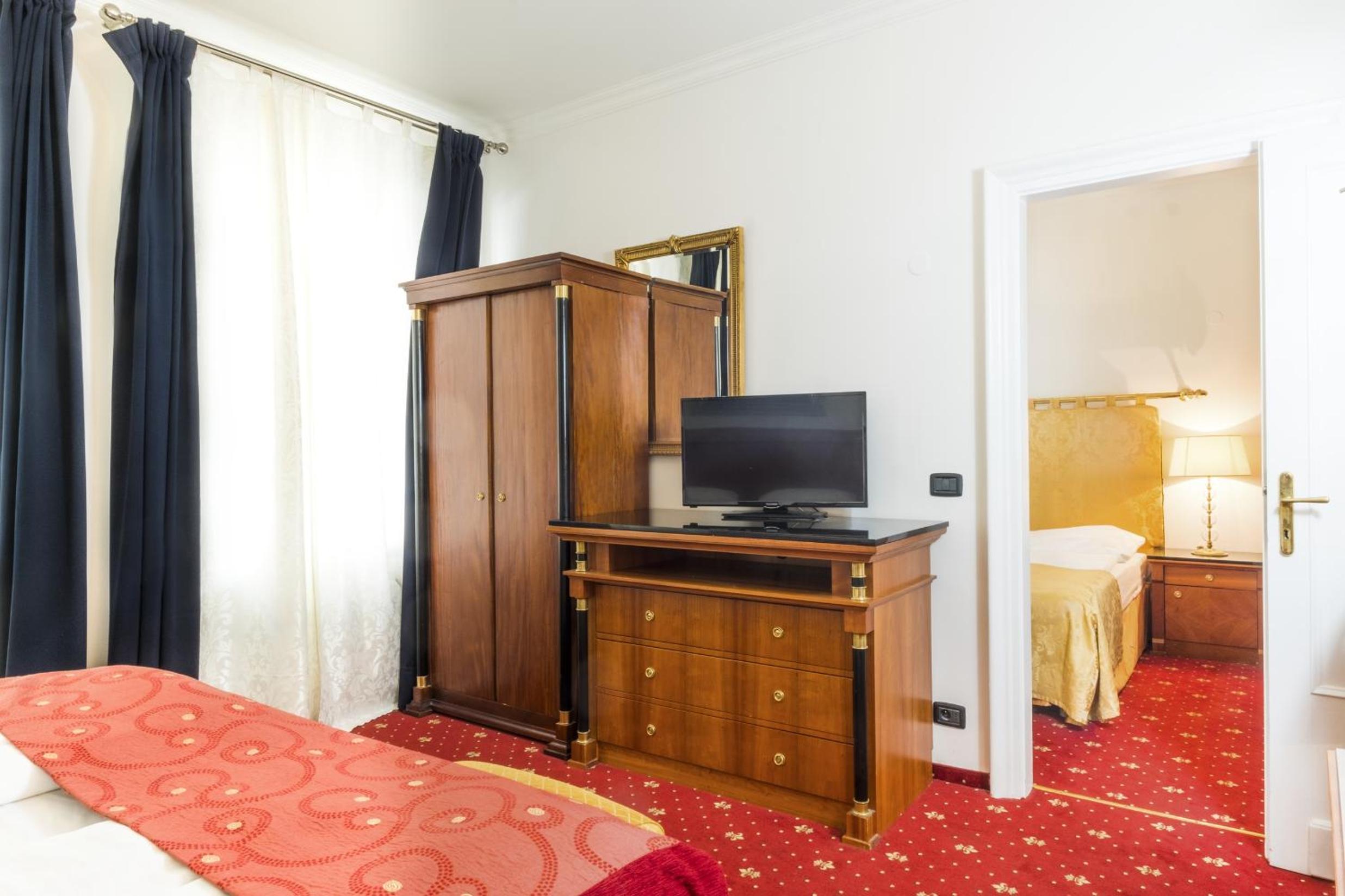 Family Room (3-4 Adults)