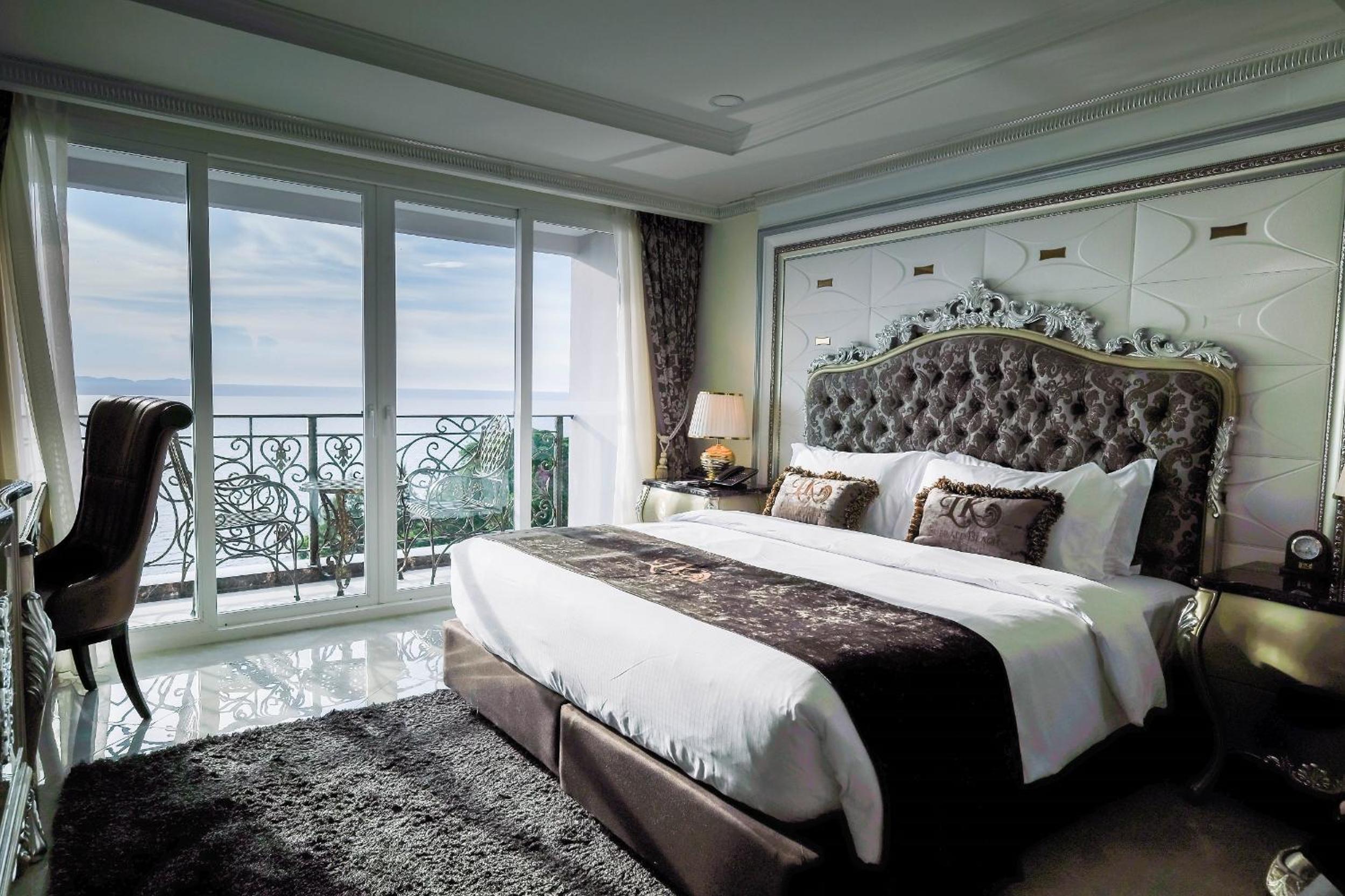 Deluxe Sea View thumbnail 6