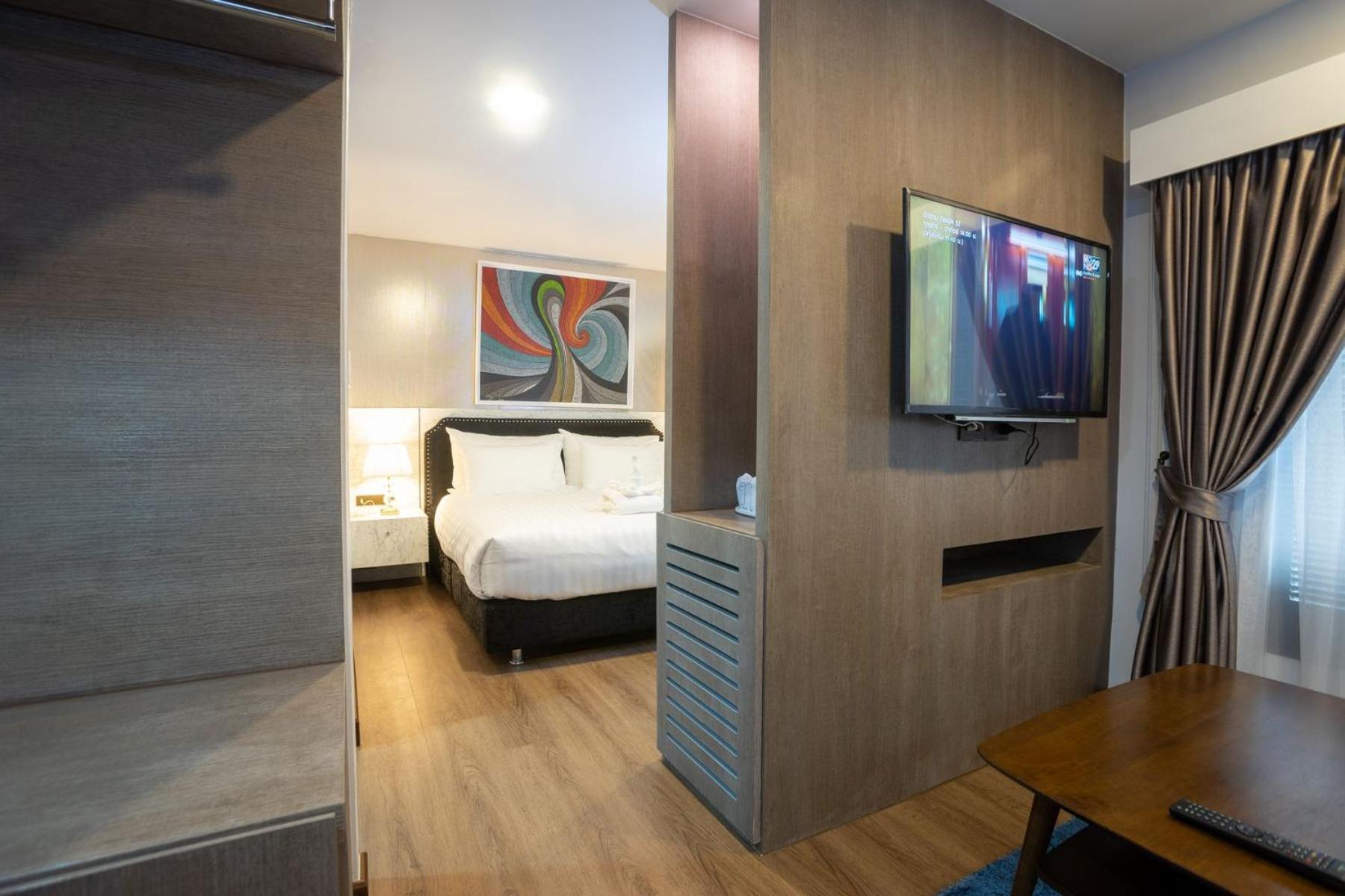 Deluxe King Room - Photo 3
