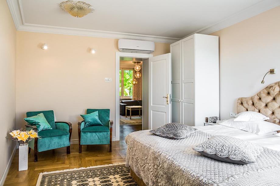 One-Bedroom Apartment - Photo 2