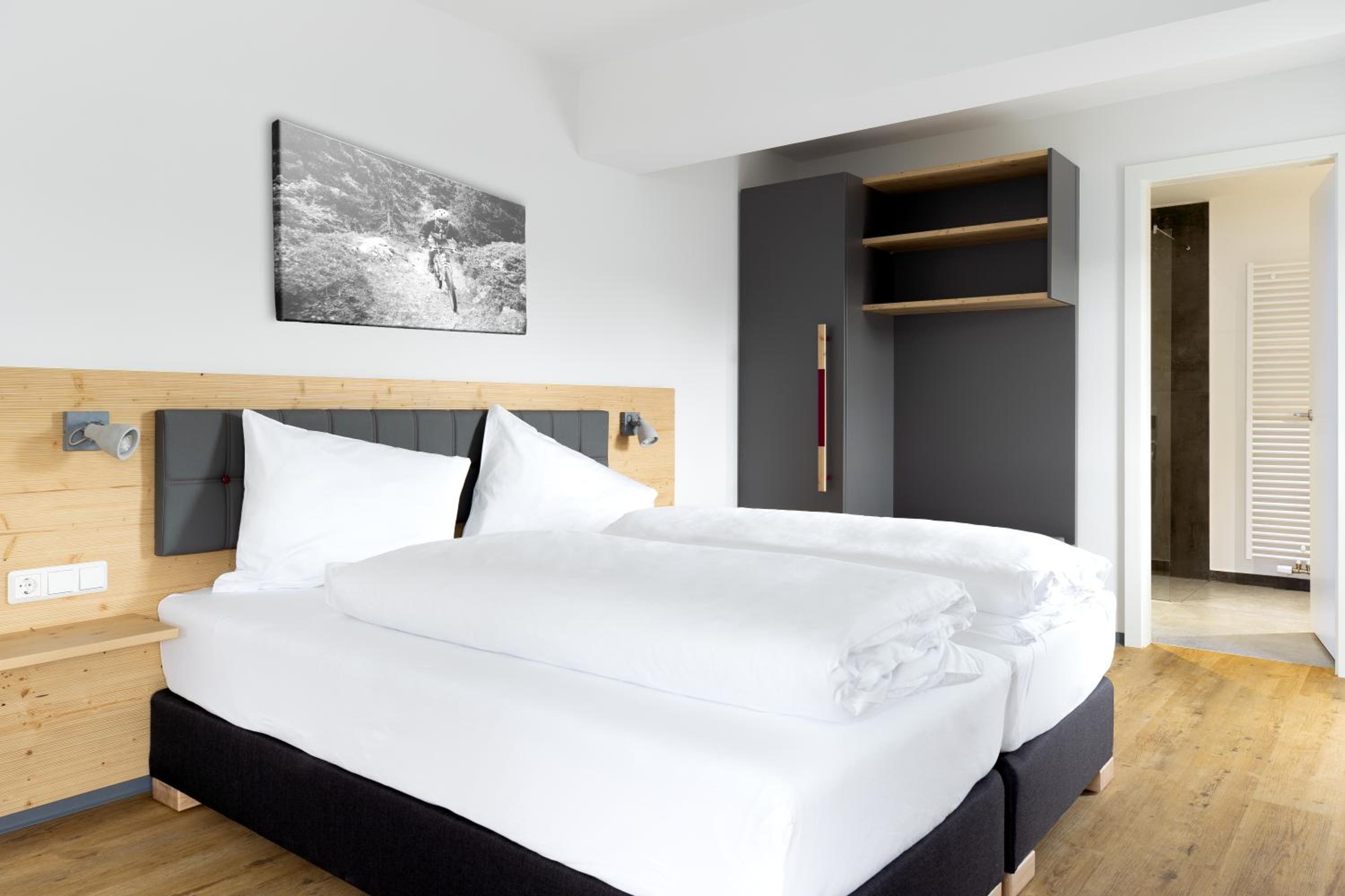 Premium Double Room with Balcony - Photo 4