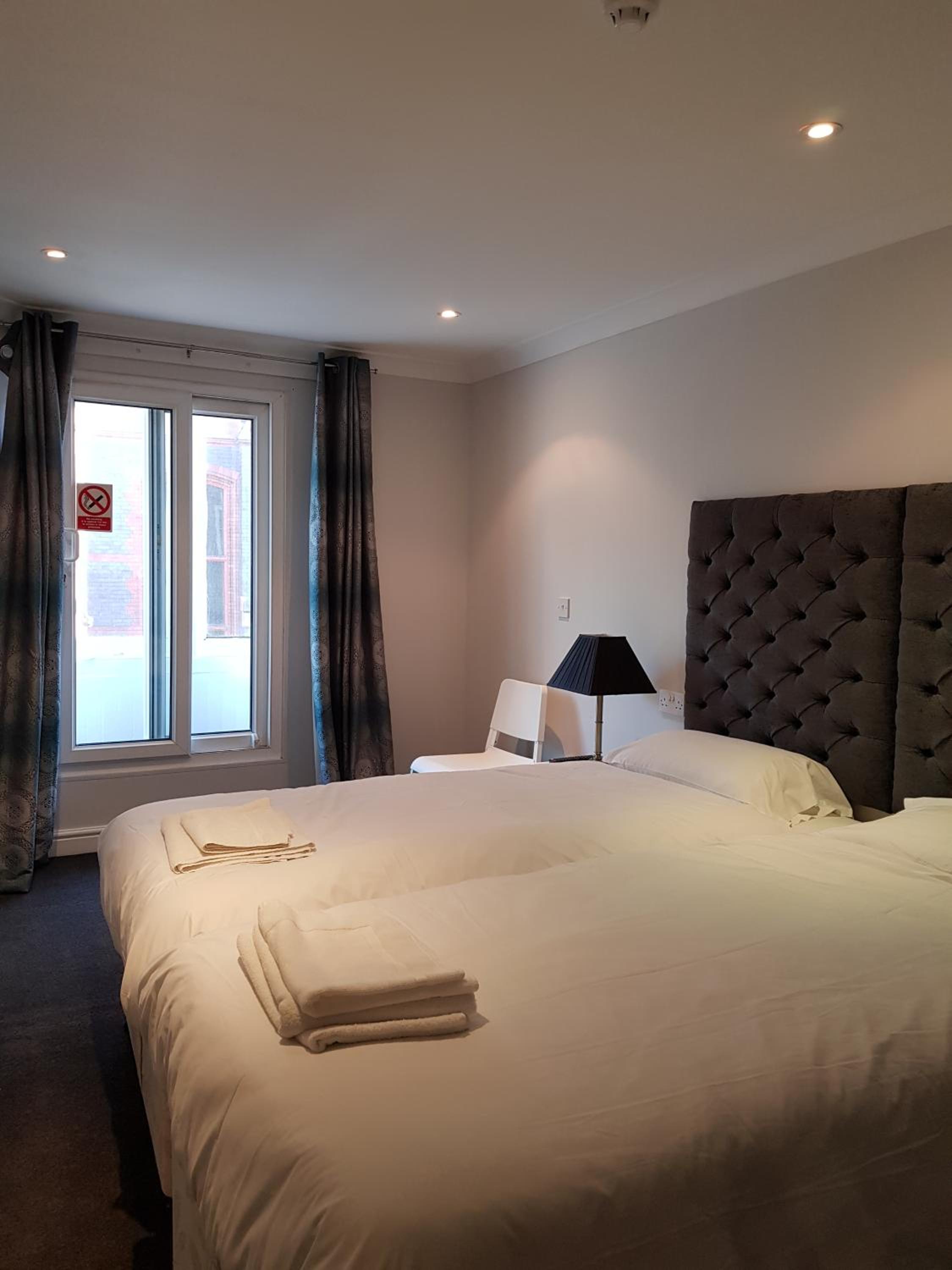 Double or Twin Room with Private Bathroom - Photo 4