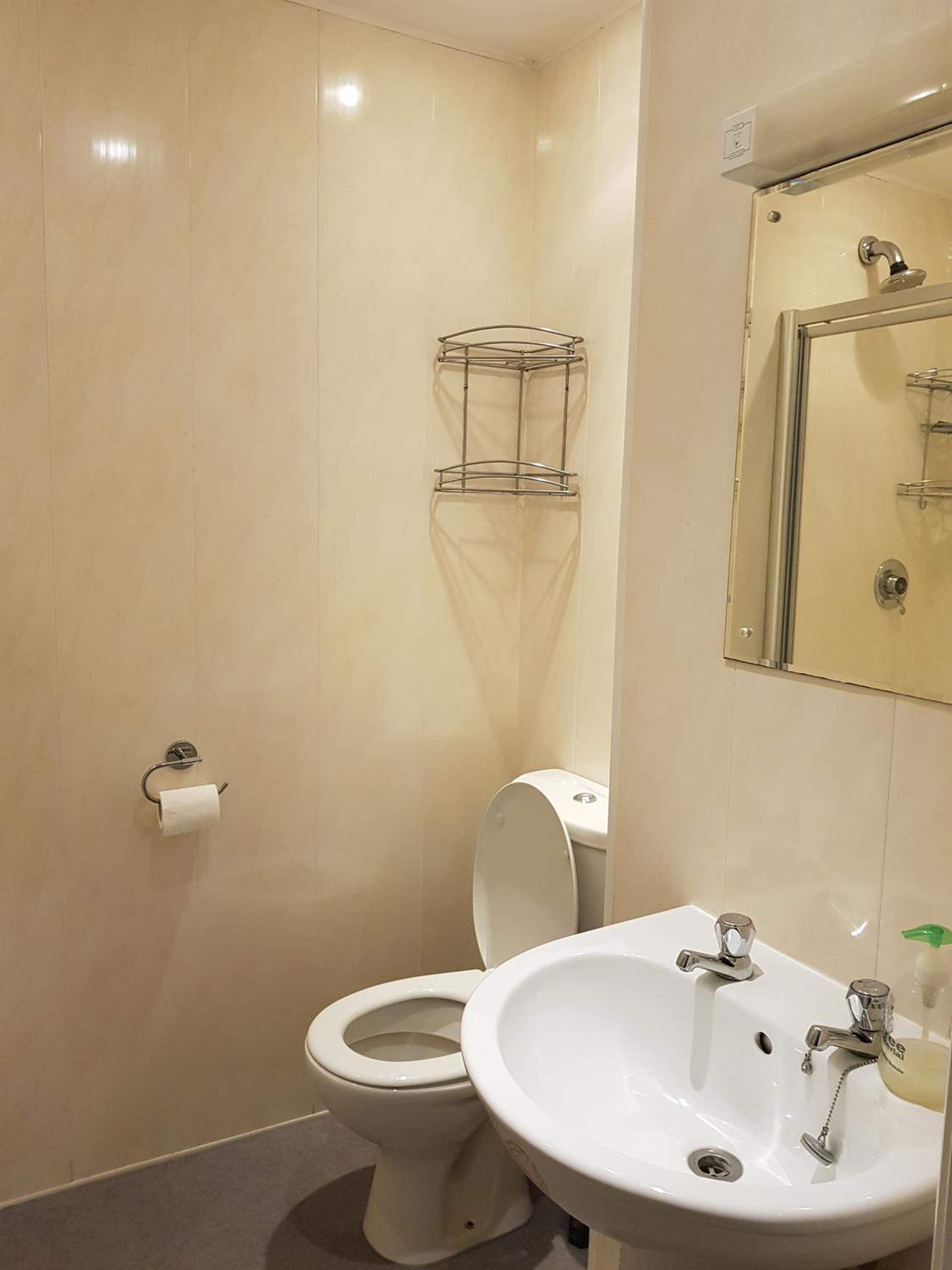 Double or Twin Room with Private Bathroom - Photo 2