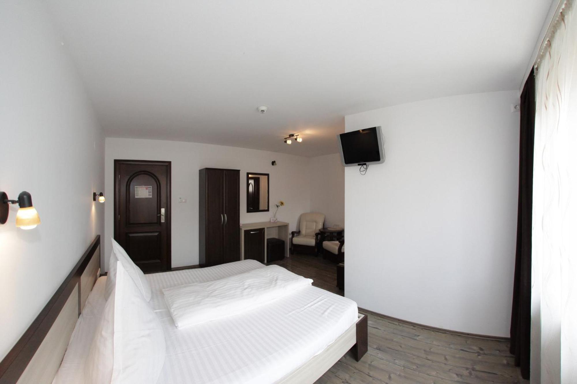 Single Room with Bathroom photo 2