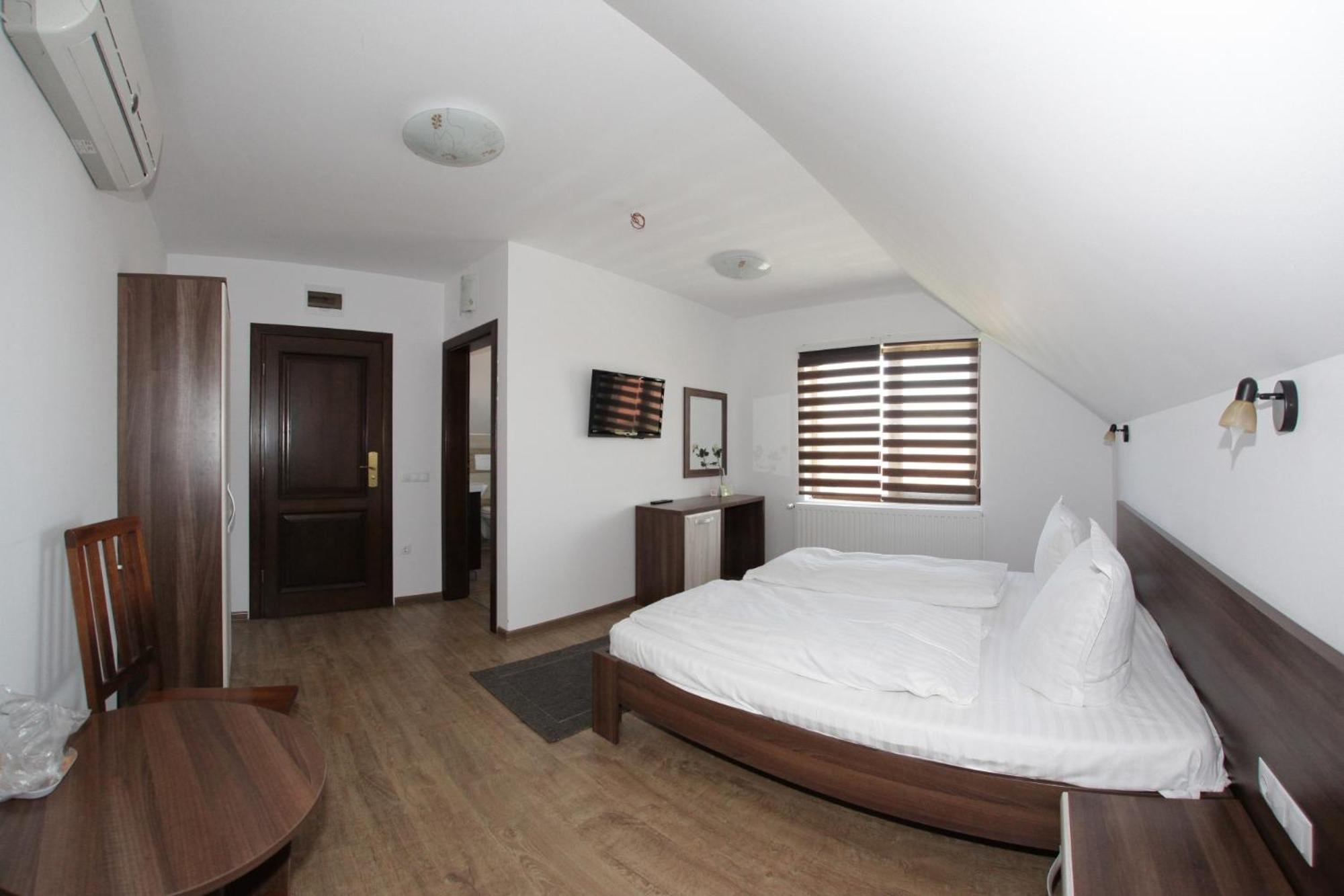 Economy Twin Room photo 3