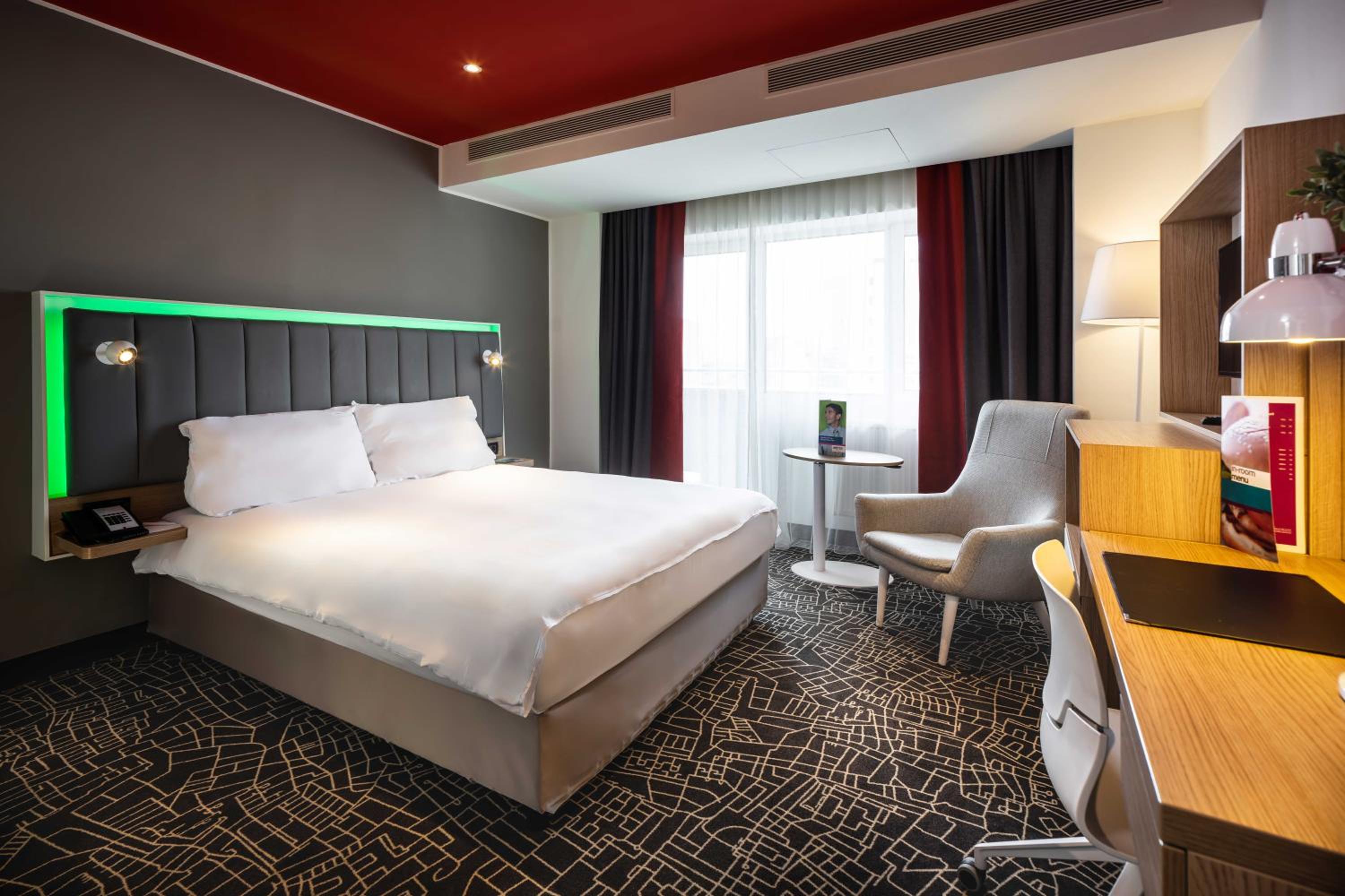 Standard Room with Balcony - Photo 3