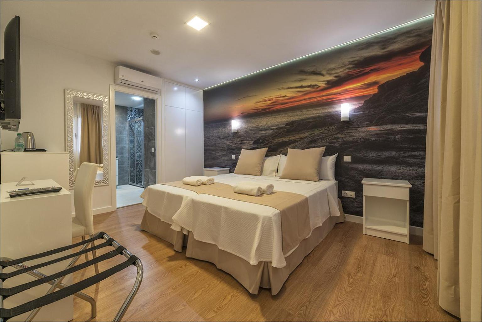 Superior Double Room thumbnail 5