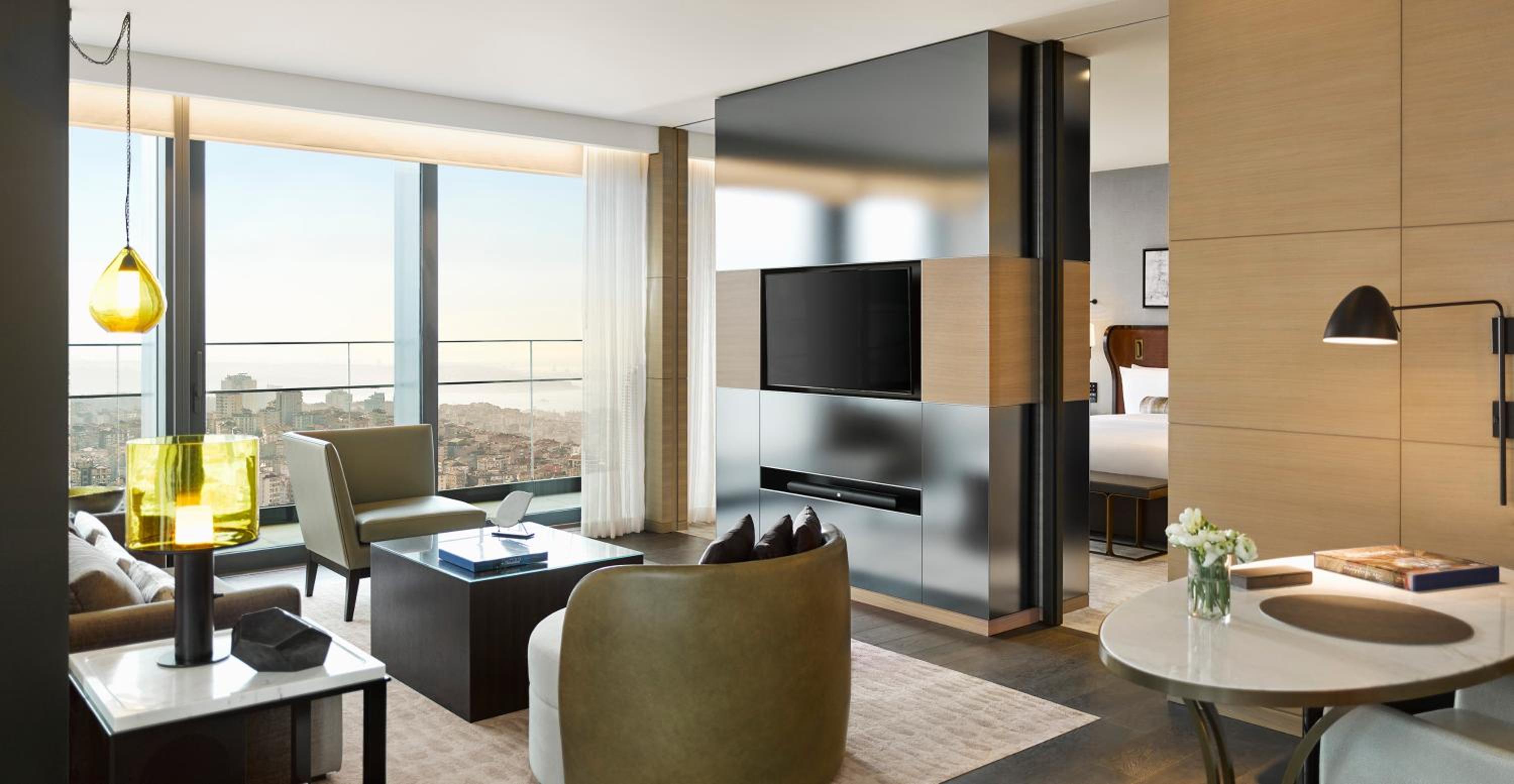 Grand One Bedroom Suite with Sea View, Balcony and Lounge Access thumbnail 5