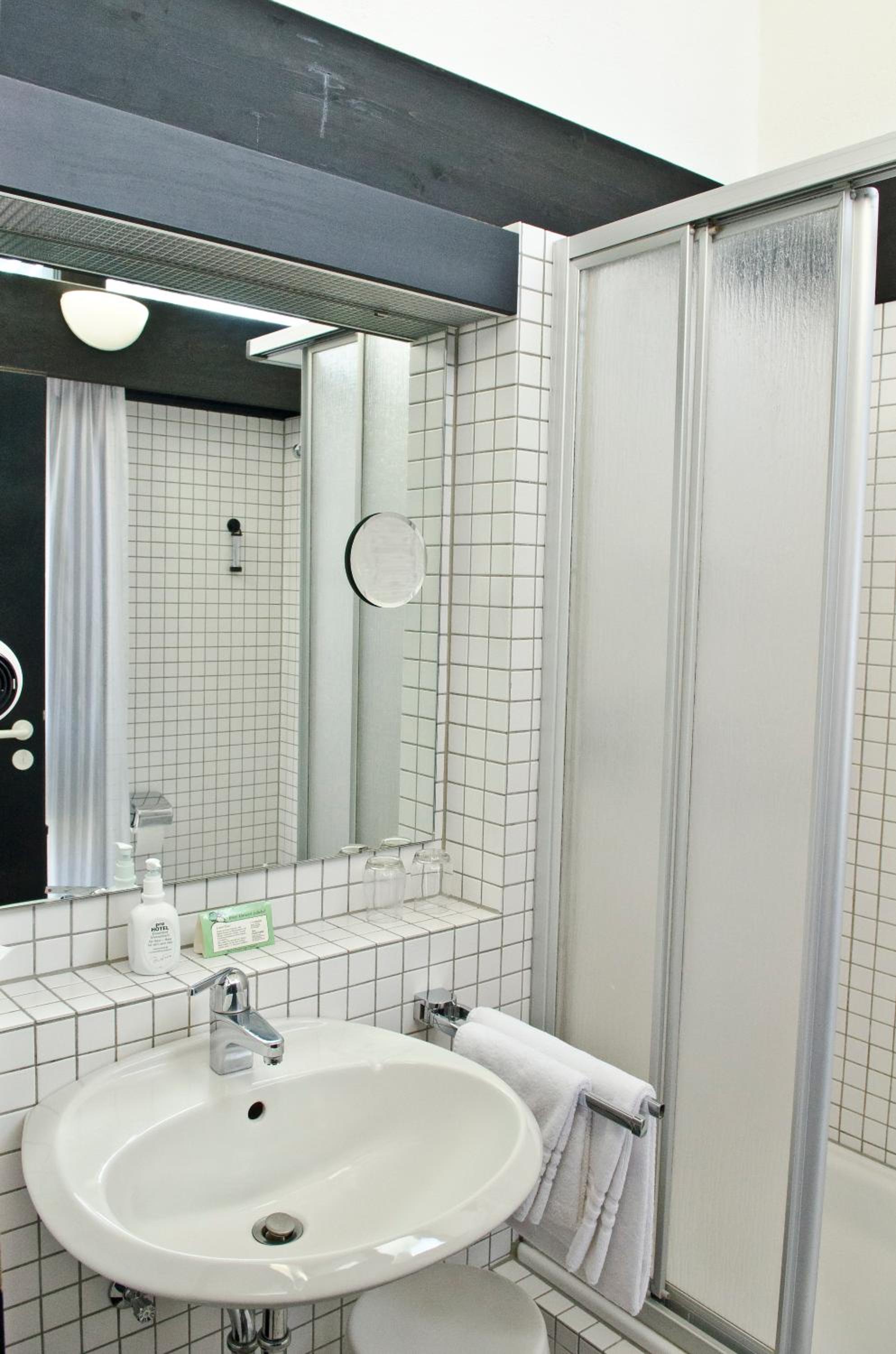 Standard Double Room - Photo 4