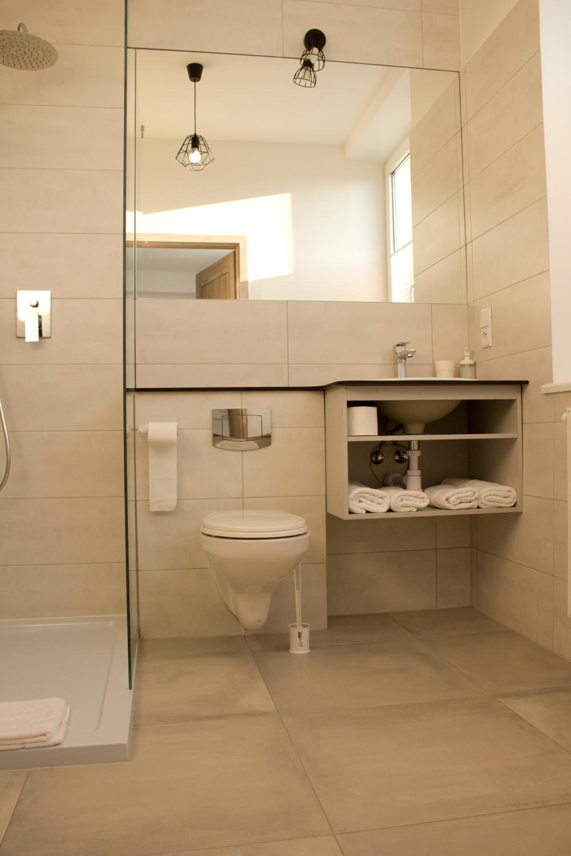 Large Double or Twin Room with Bathroom - Photo 32