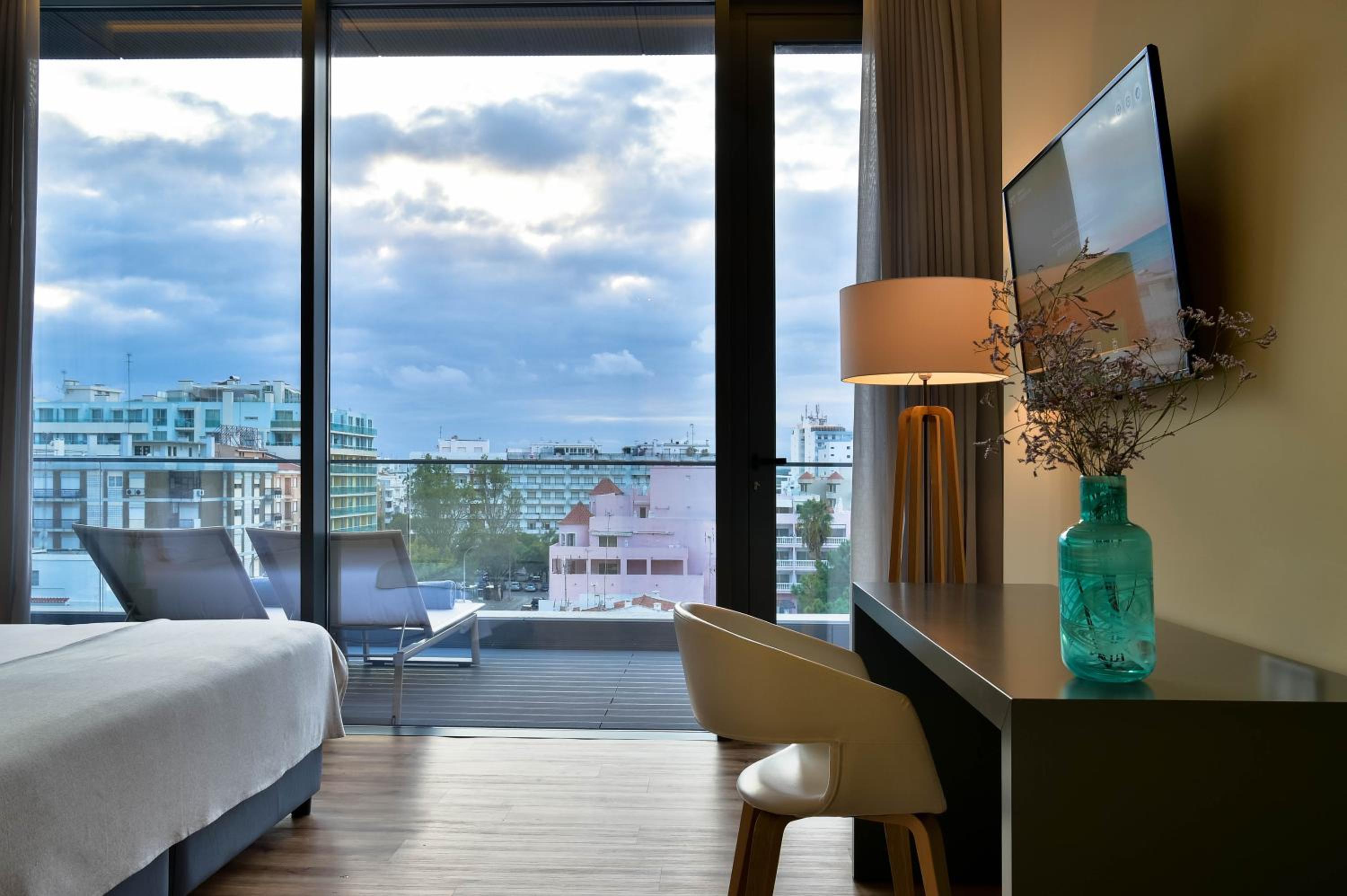 Deluxe Suite with Sea View photo 2