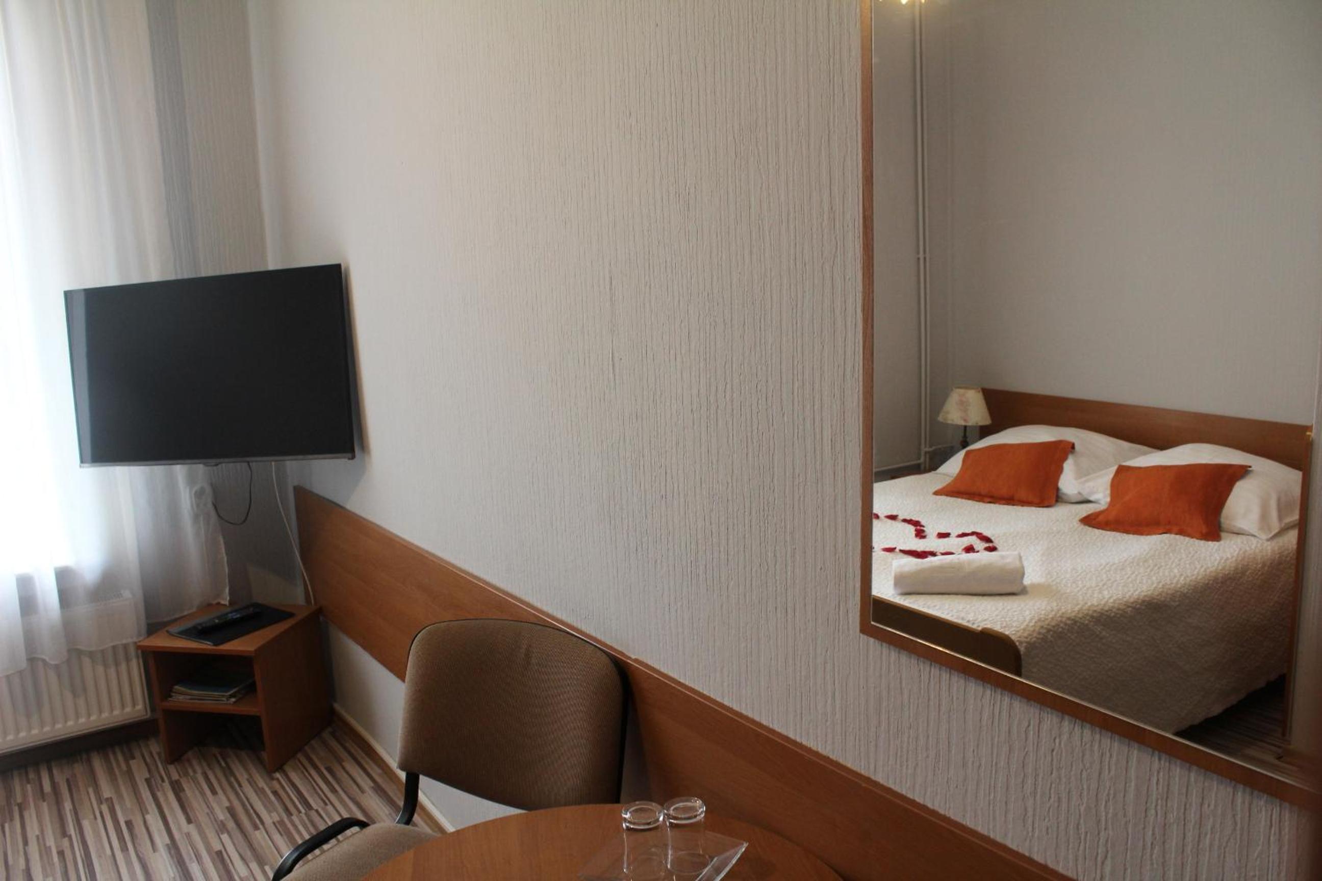 Double or Twin Room - Photo 3