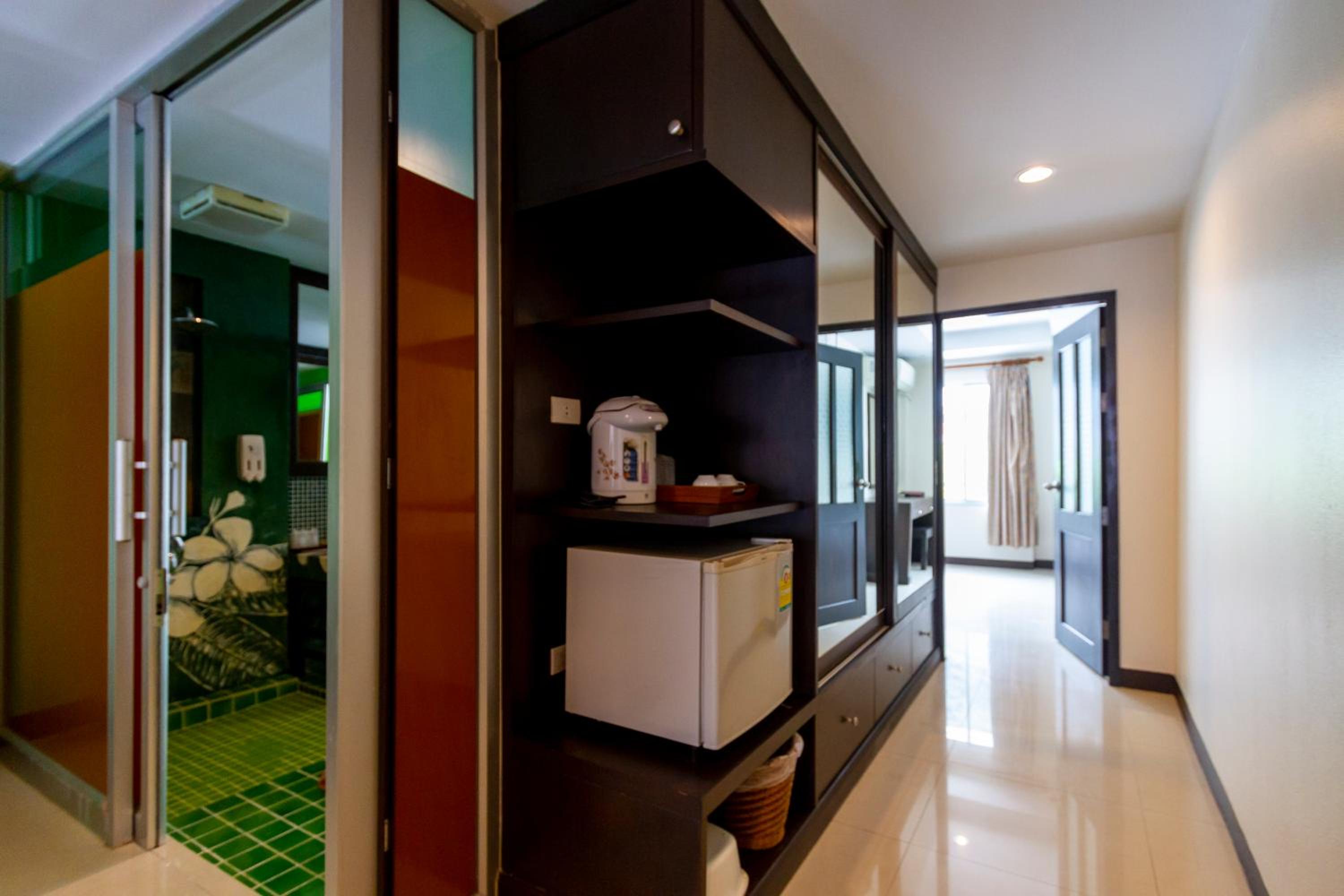 Deluxe Family Room with Jacuzzi - Photo 14