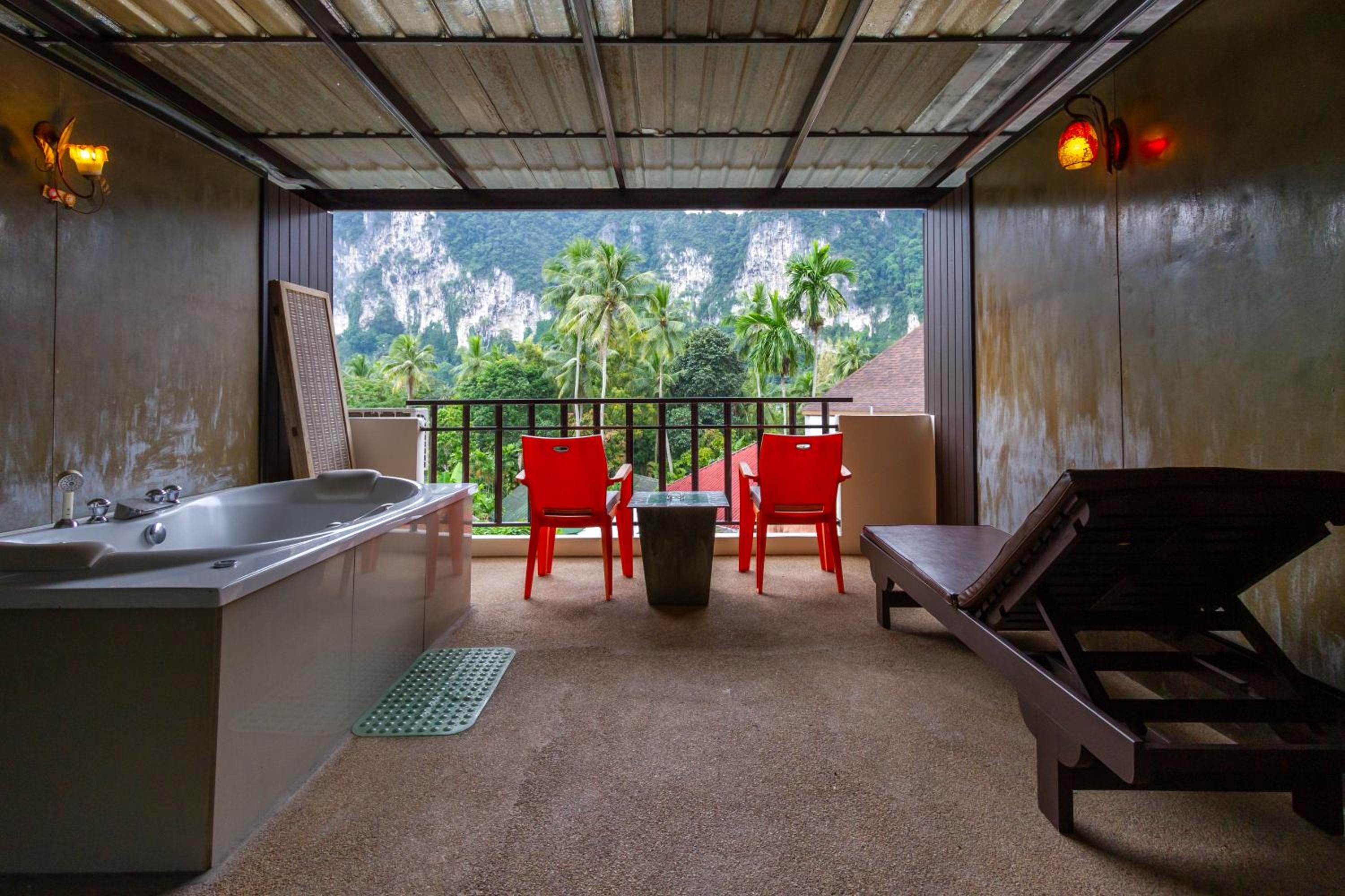 Deluxe Family Room with Jacuzzi - Photo 7