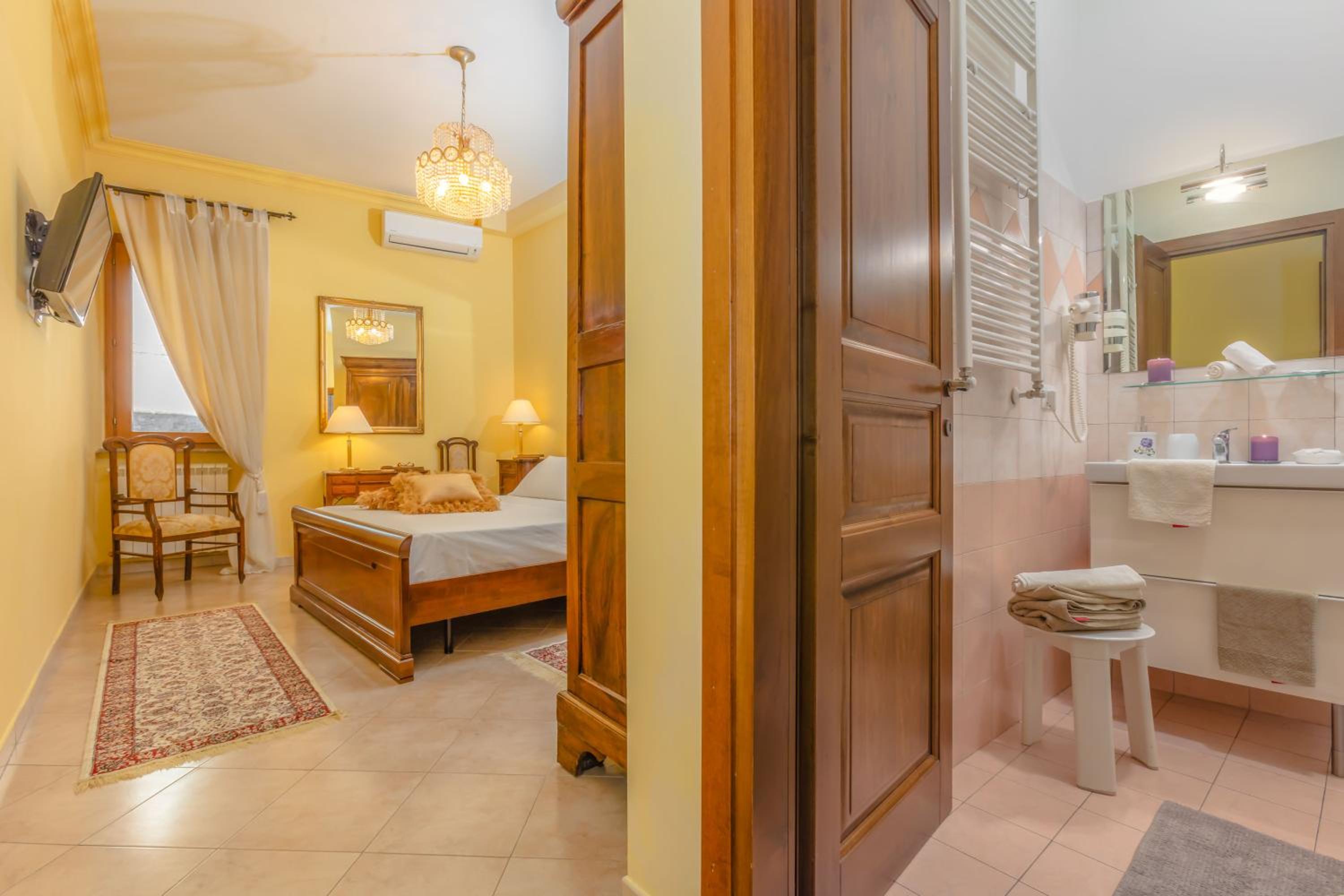 Deluxe Double Room with Private Bathroom photo 1