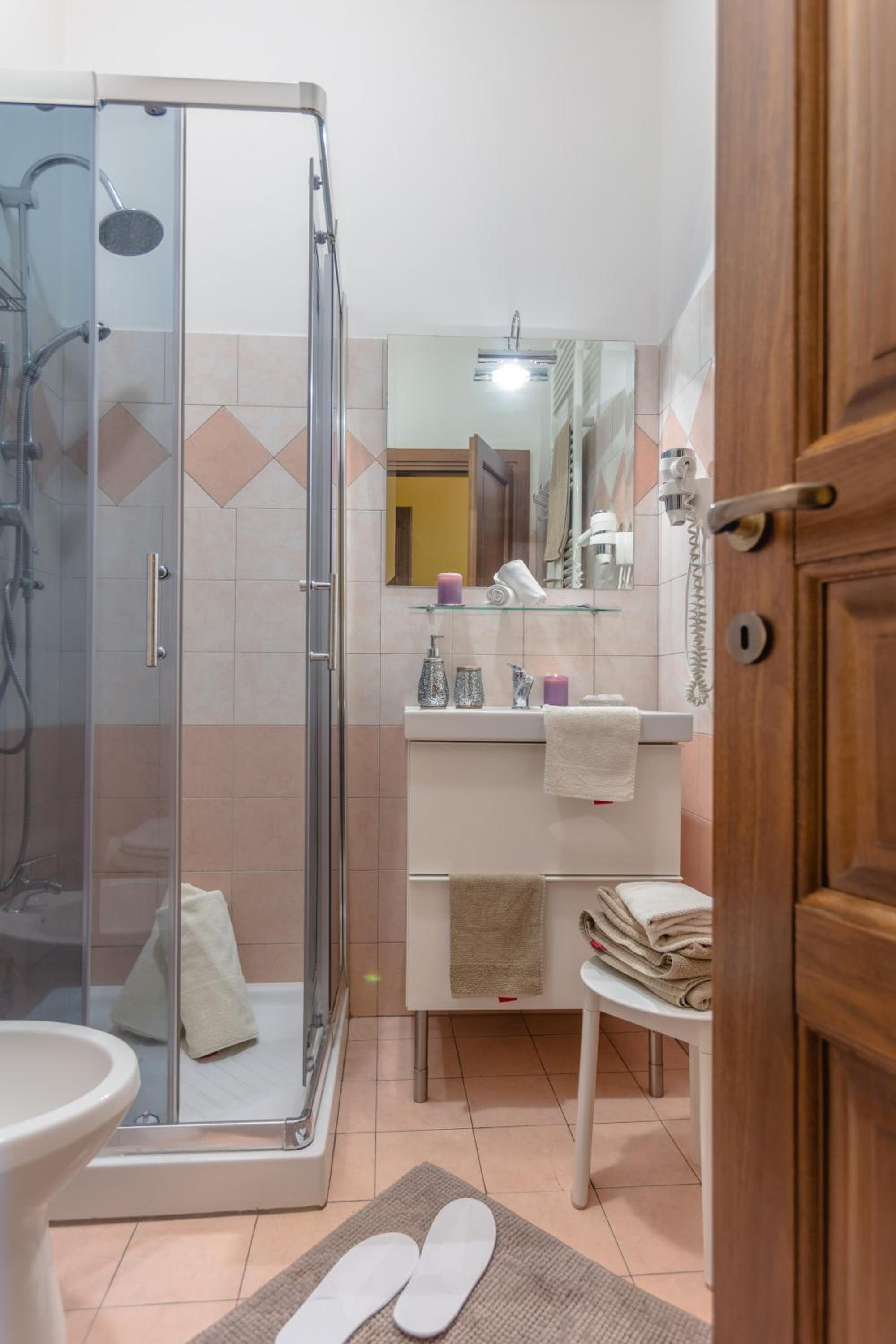Deluxe Double Room with Private Bathroom photo 2