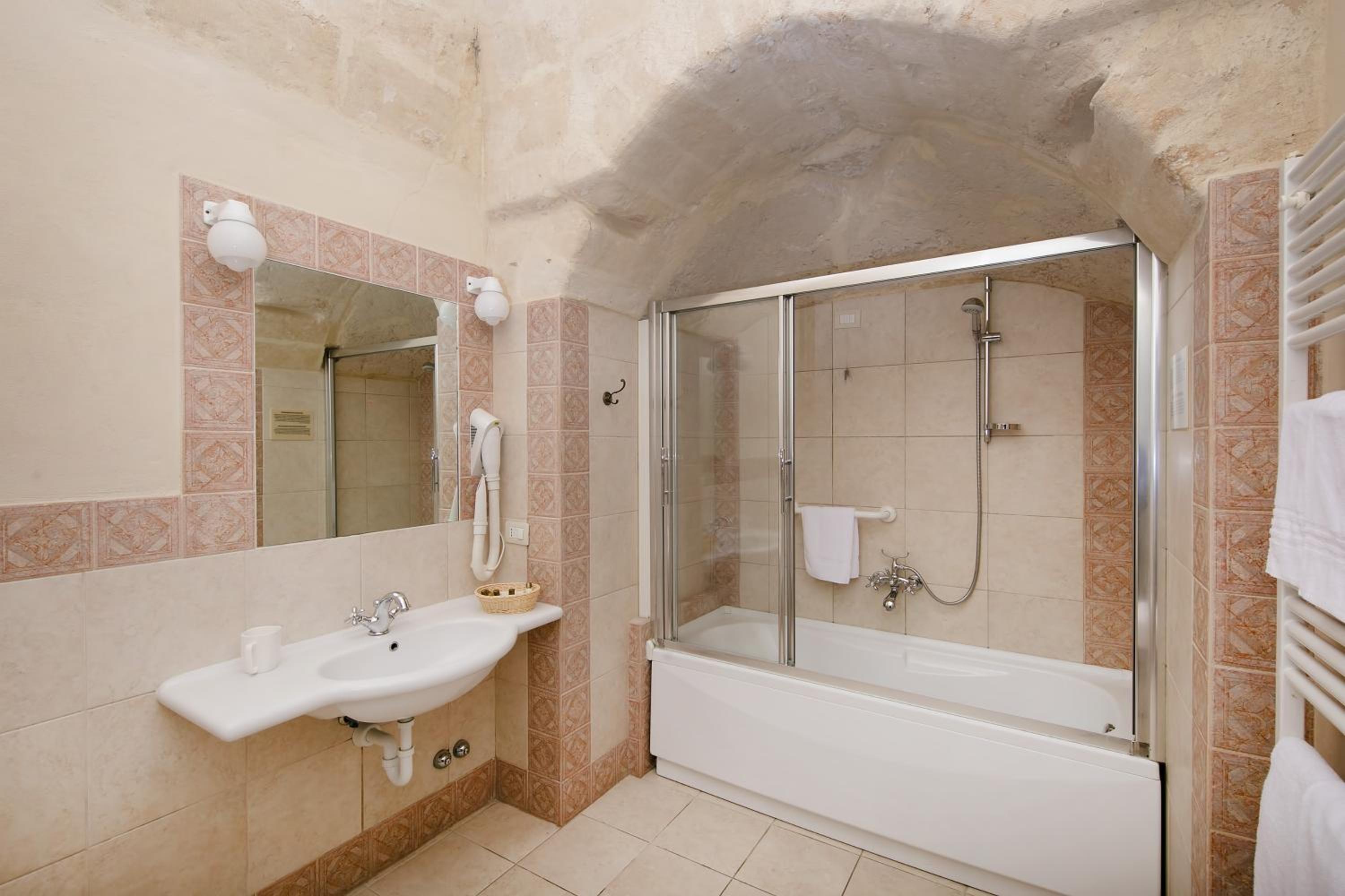 Superior Double or Twin Room with City View - Photo 9