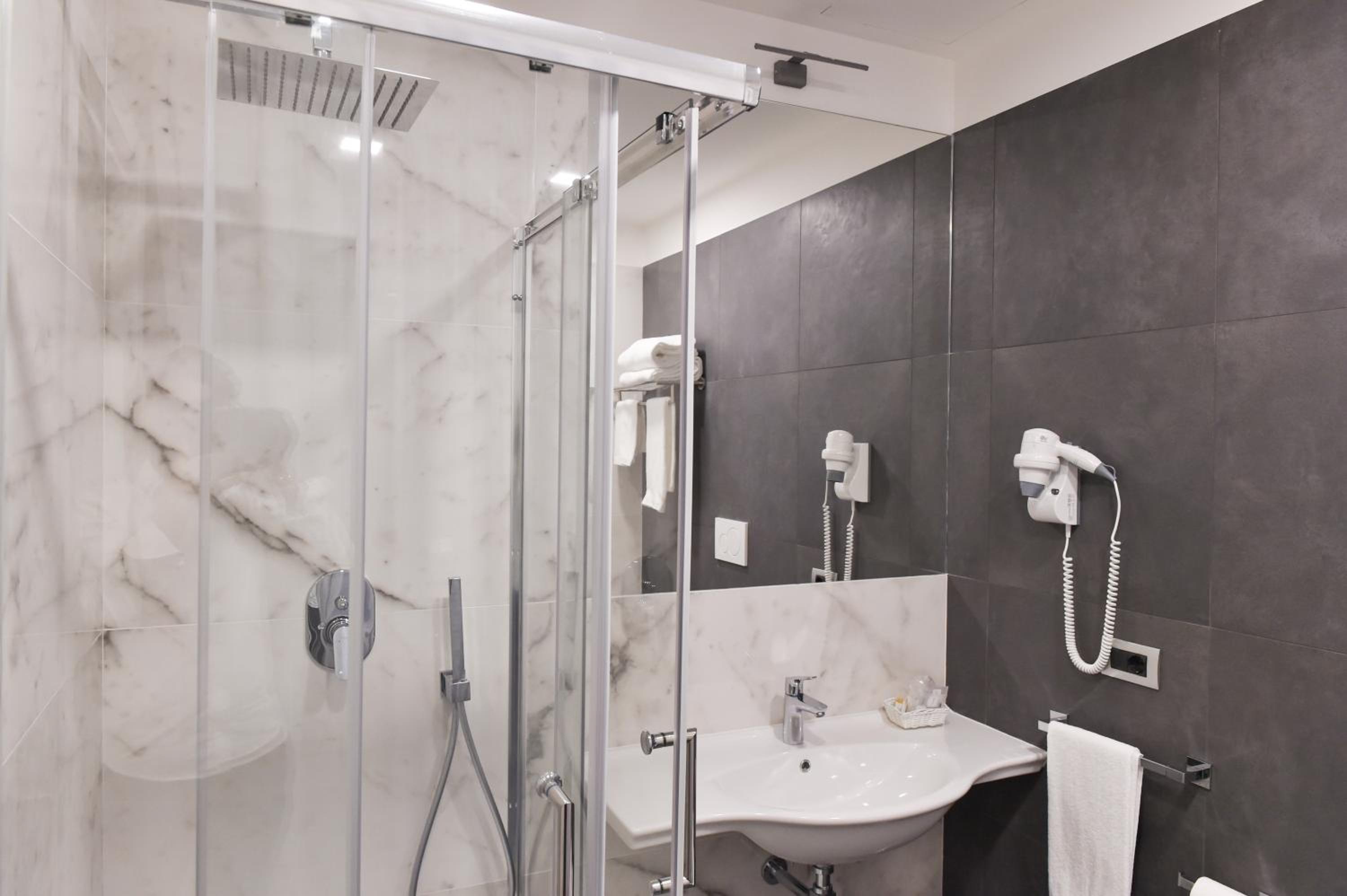 Double or Twin Room with Balcony - Photo 42