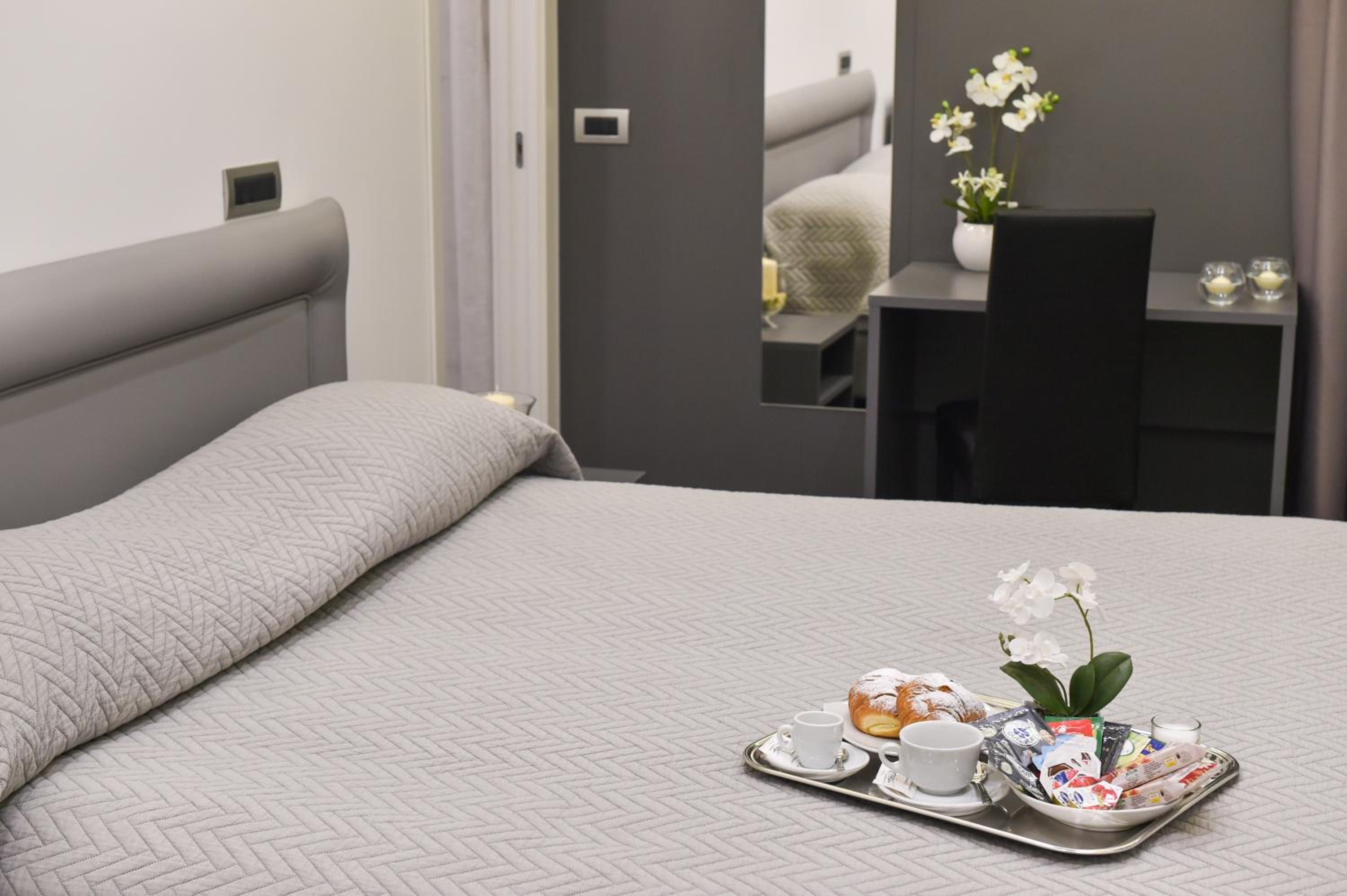 Double or Twin Room with Balcony - Photo 7