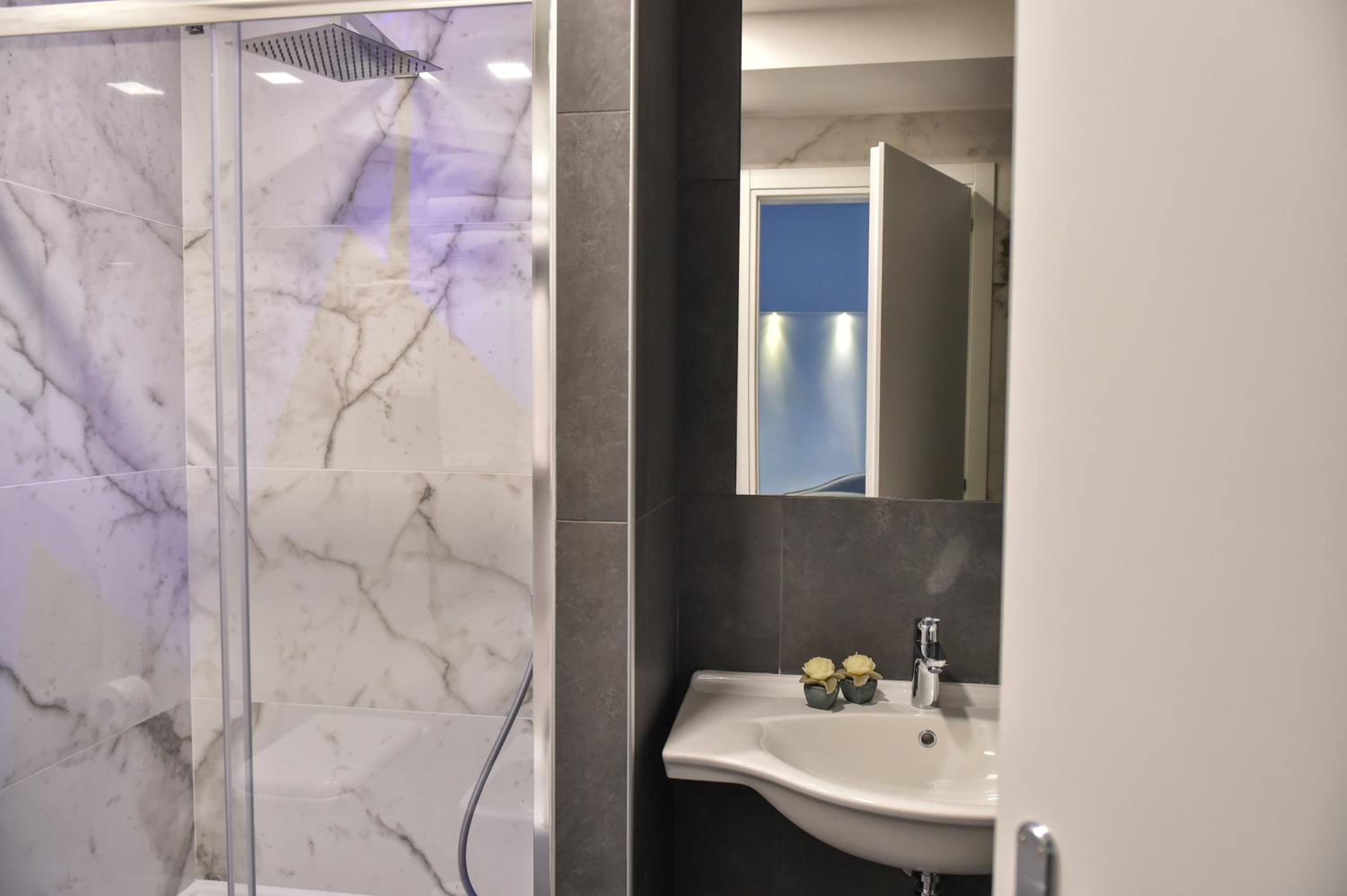 Double or Twin Room with Balcony - Photo 13