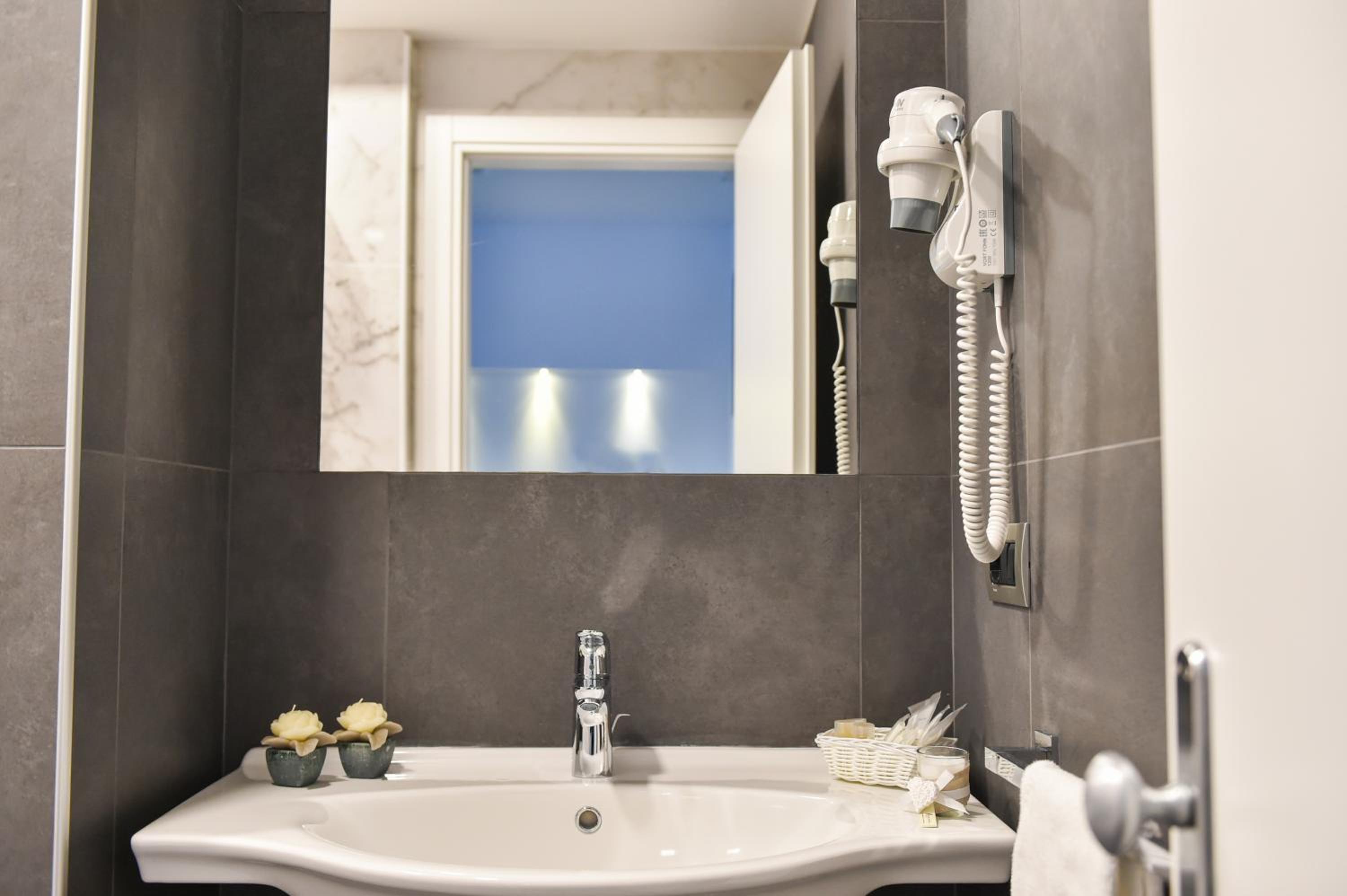 Double or Twin Room with Balcony - Photo 21