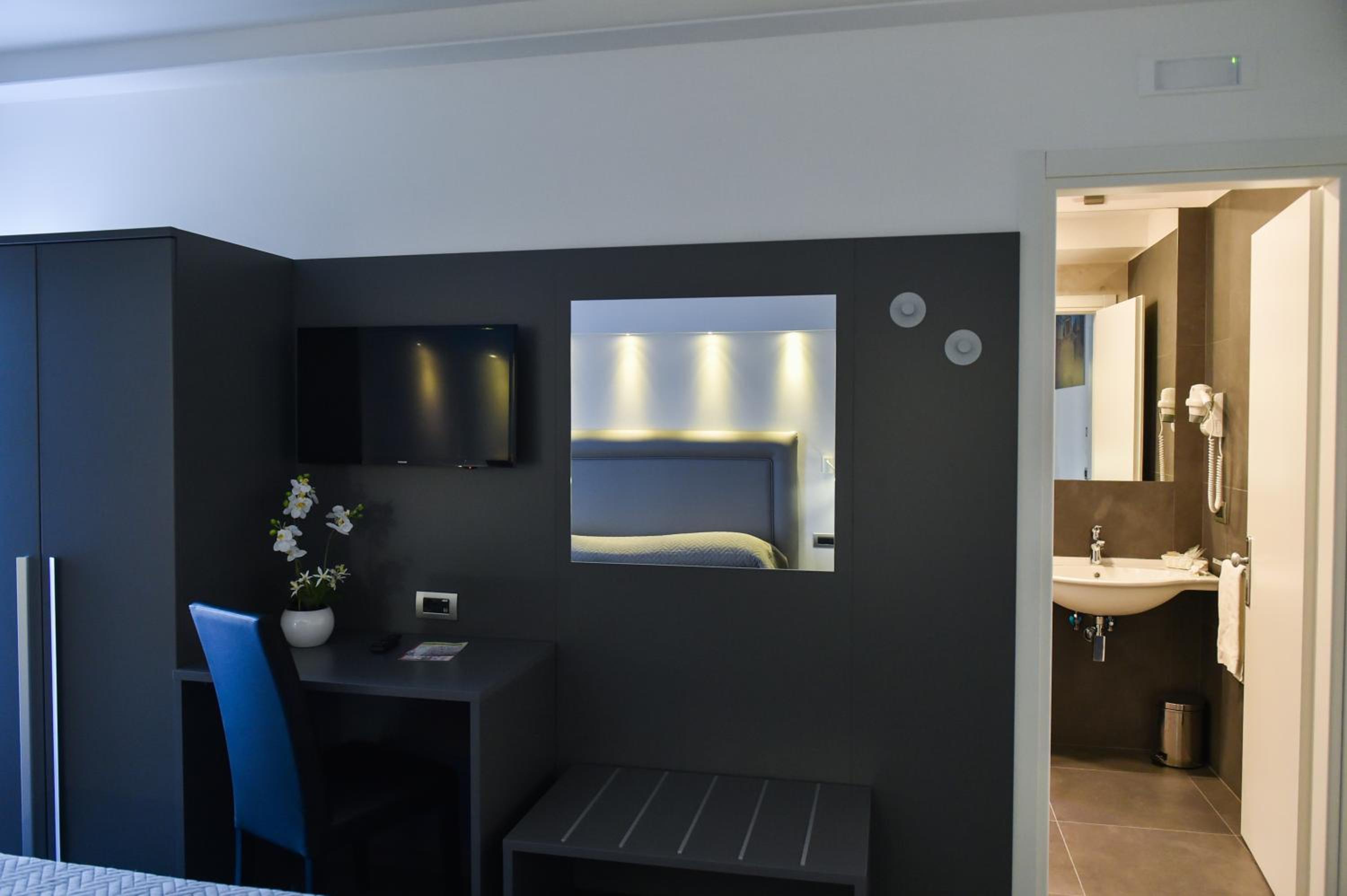 Quadruple Room with Balcony - Photo 52