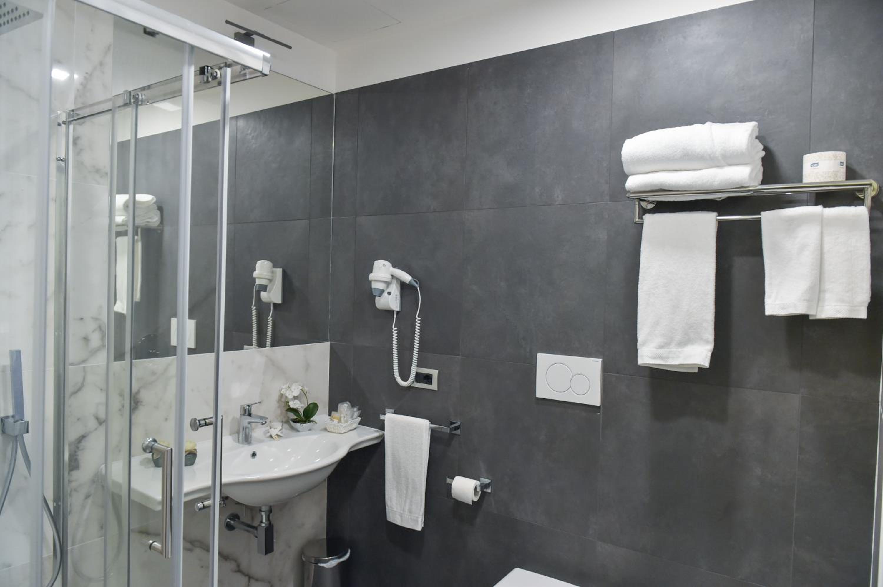 Double or Twin Room with Balcony - Photo 22