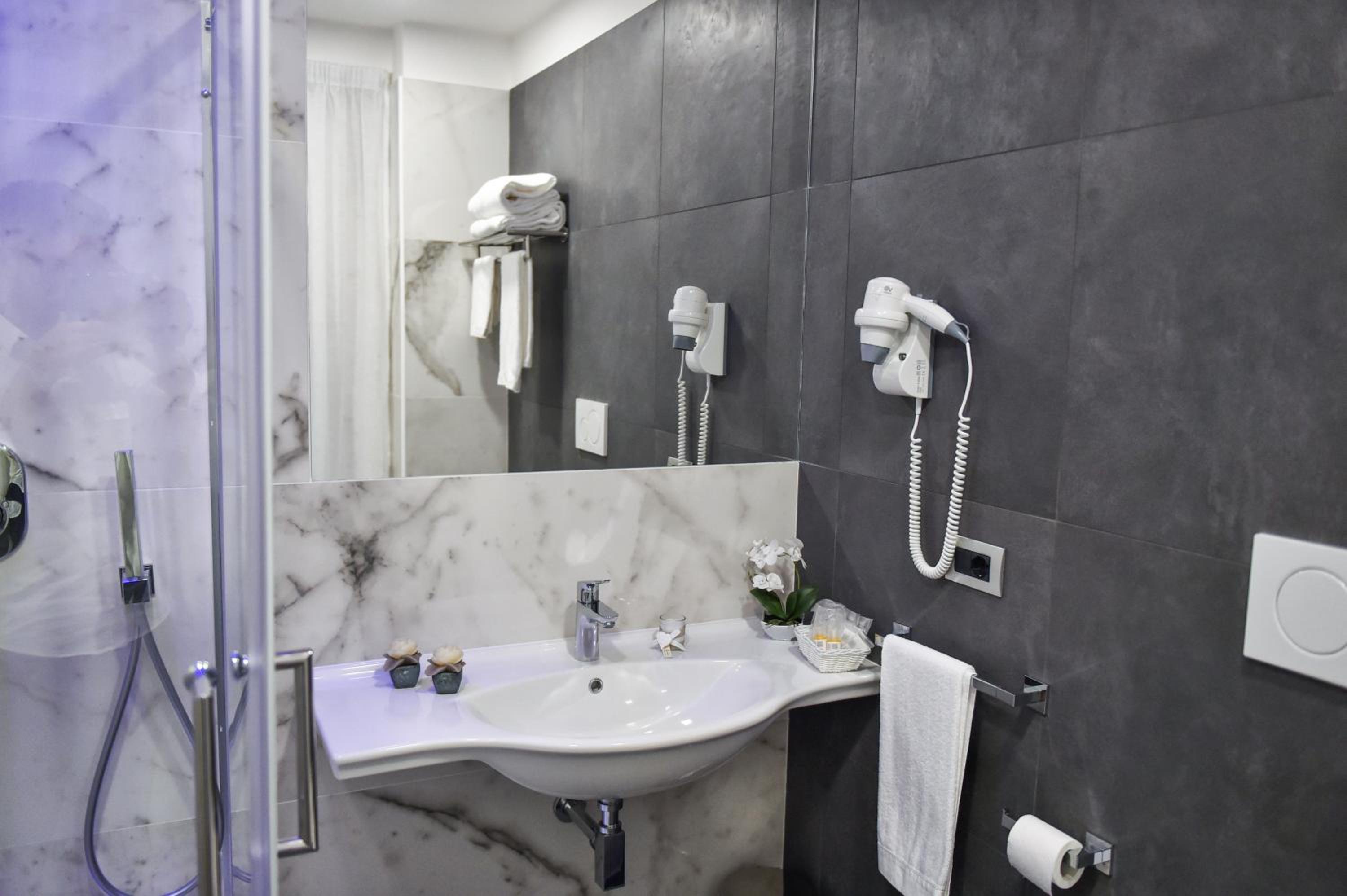 Double or Twin Room with Balcony - Photo 20