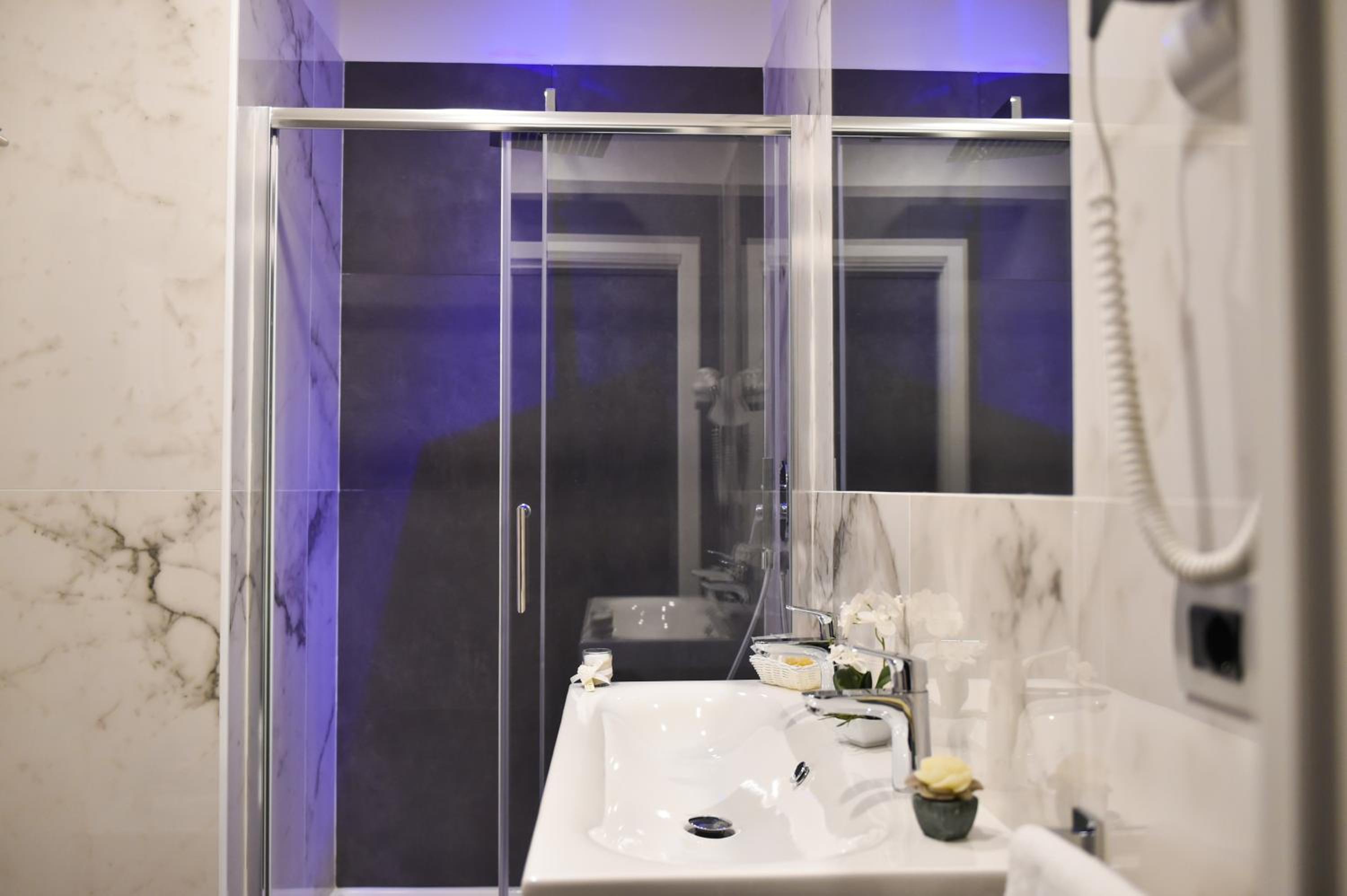 Quadruple Room with Balcony - Photo 38