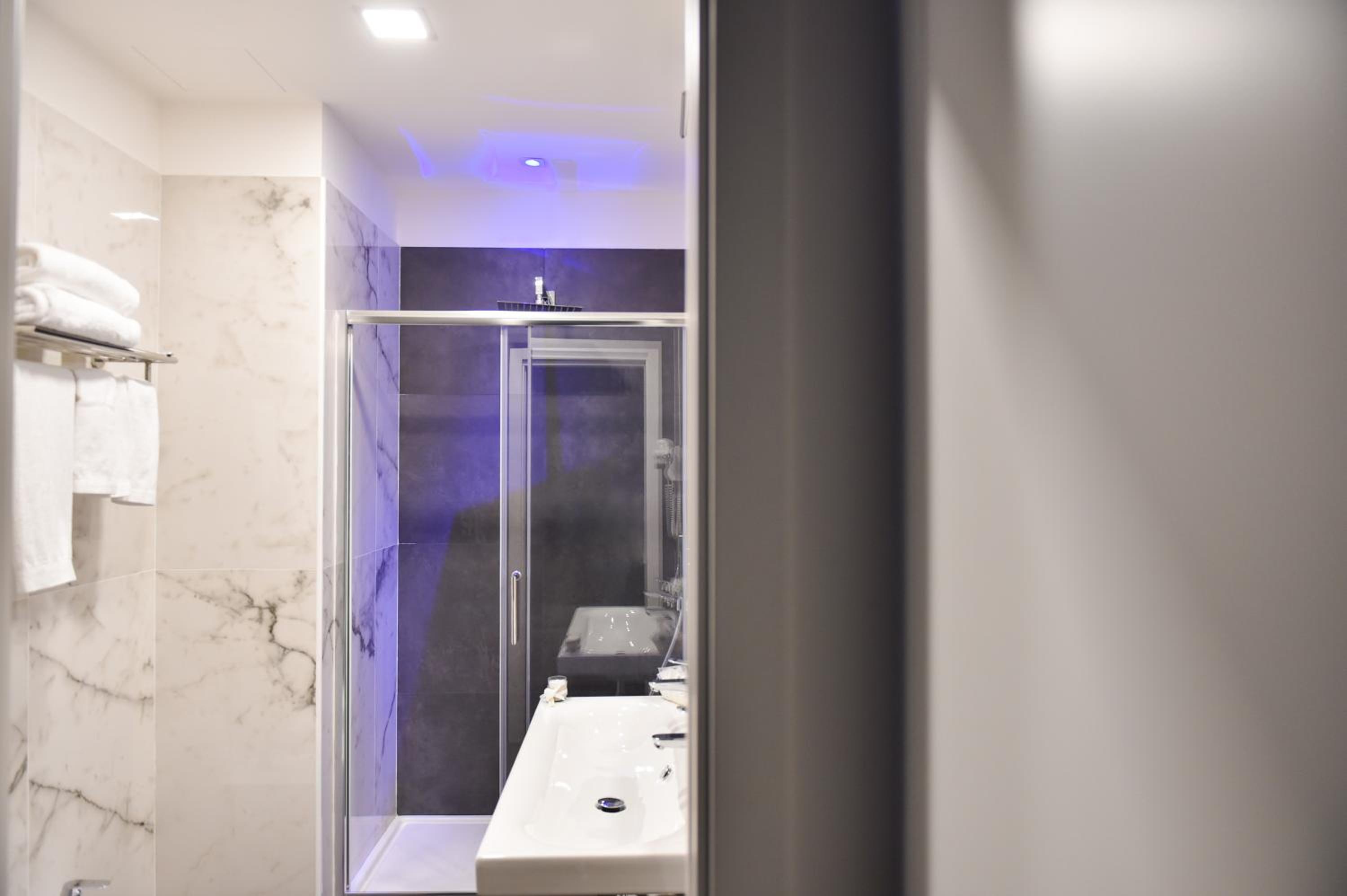 Double or Twin Room with Balcony - Photo 35