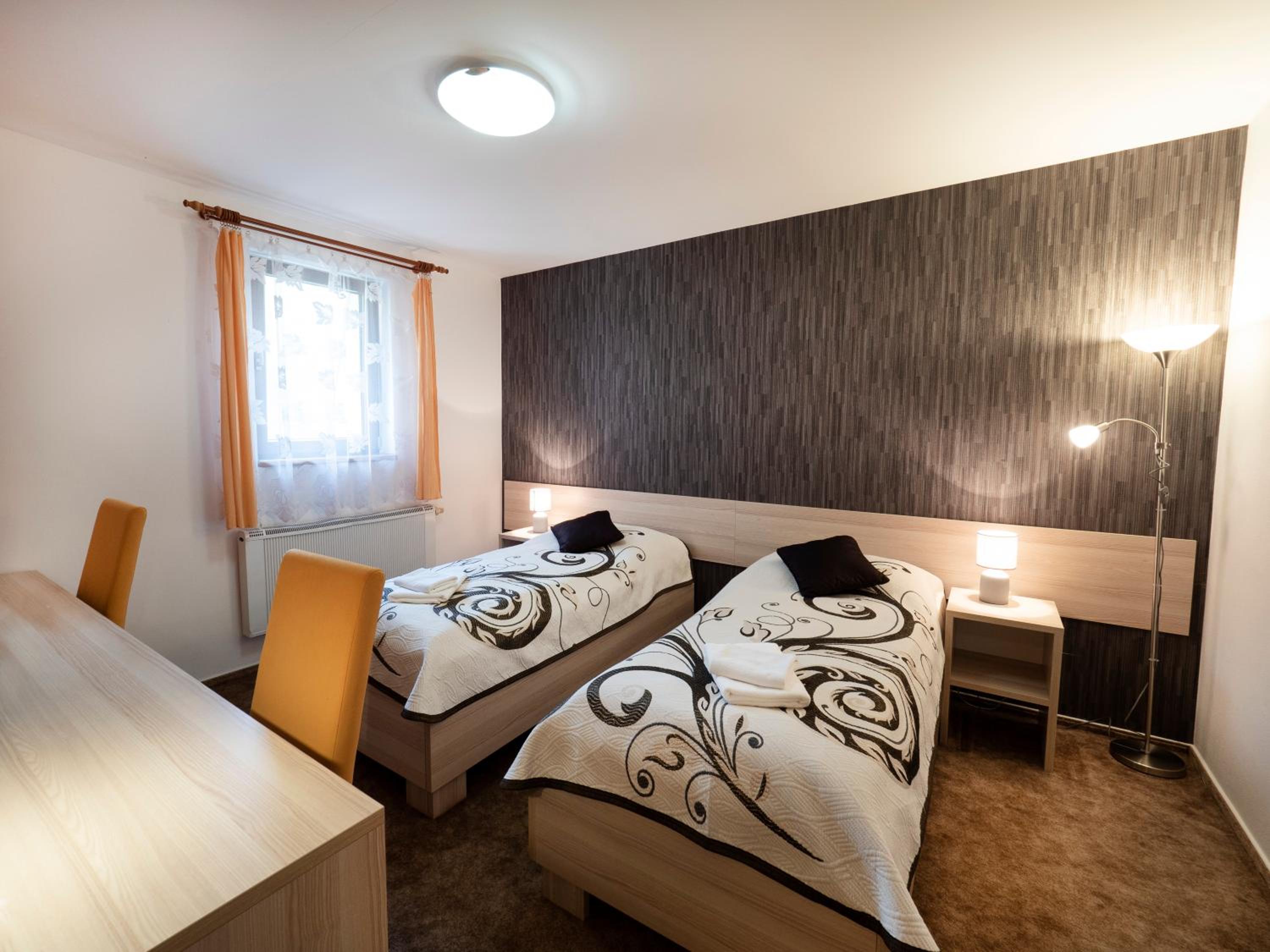 Economy Triple Room - Photo 4