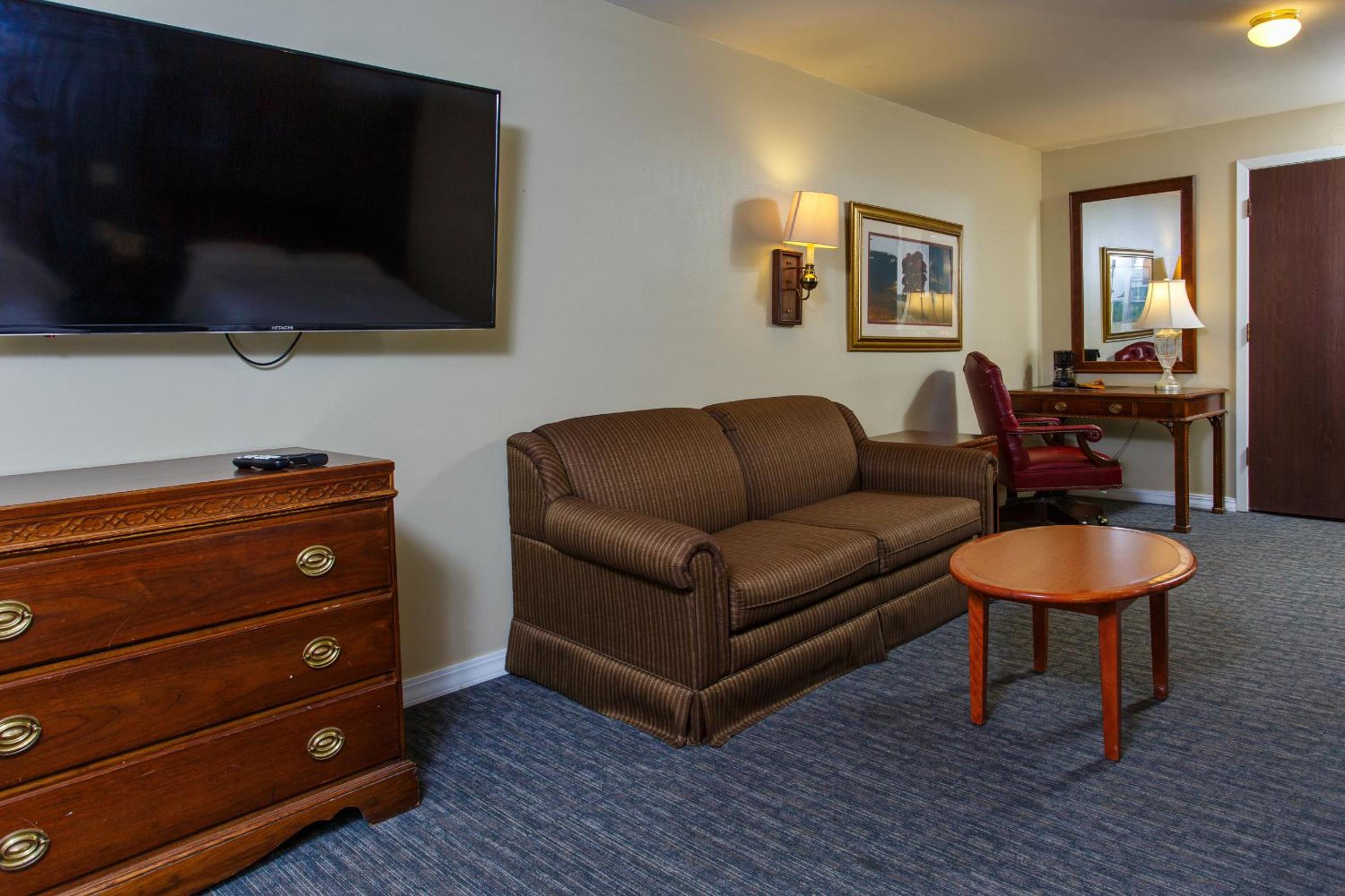 Deluxe Queen Room with Two Queen Beds with Sofa Bed - Non-Smoking photo 1