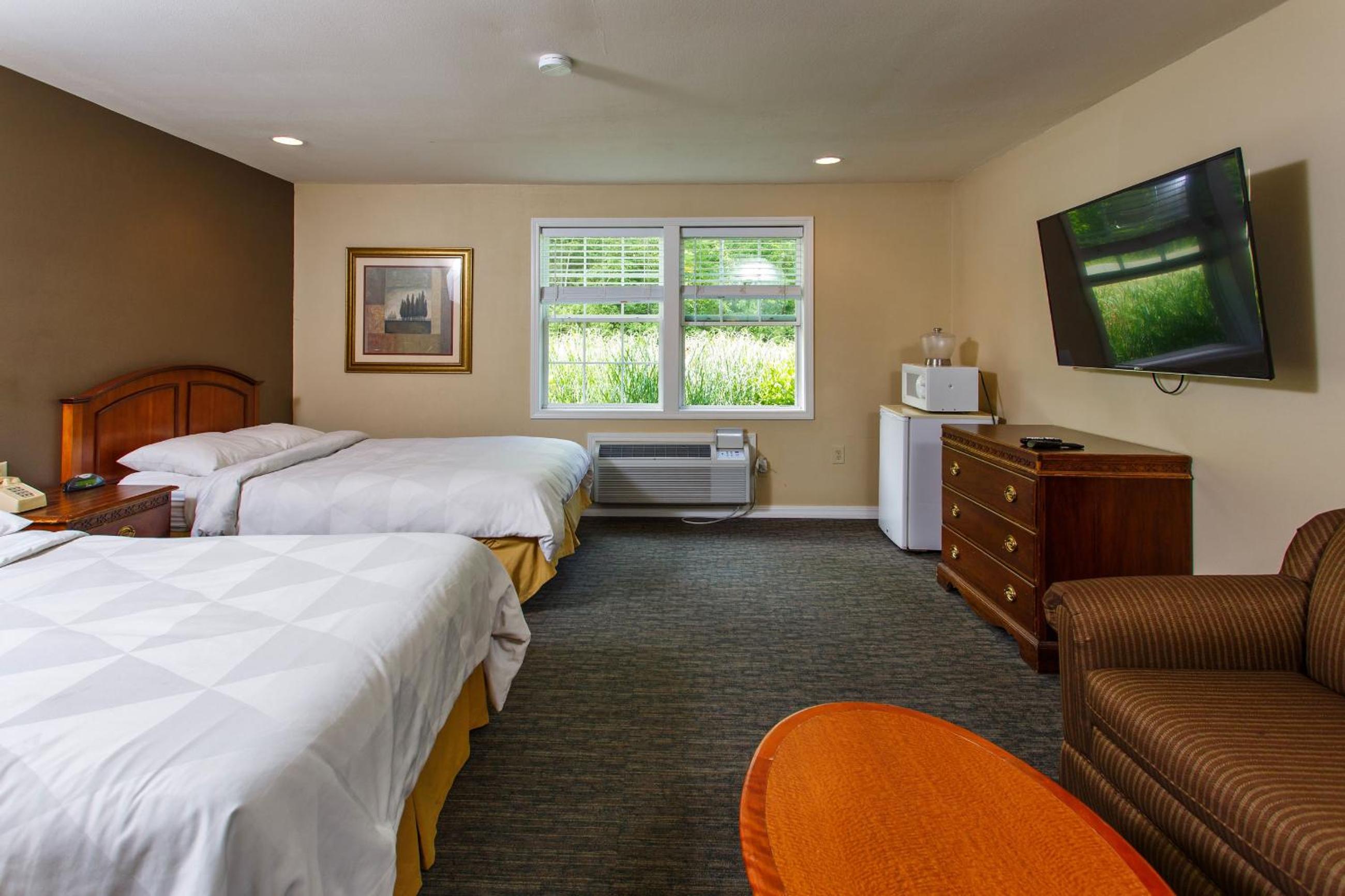 Deluxe Queen Room with Two Queen Beds with Sofa Bed - Non-Smoking photo 3