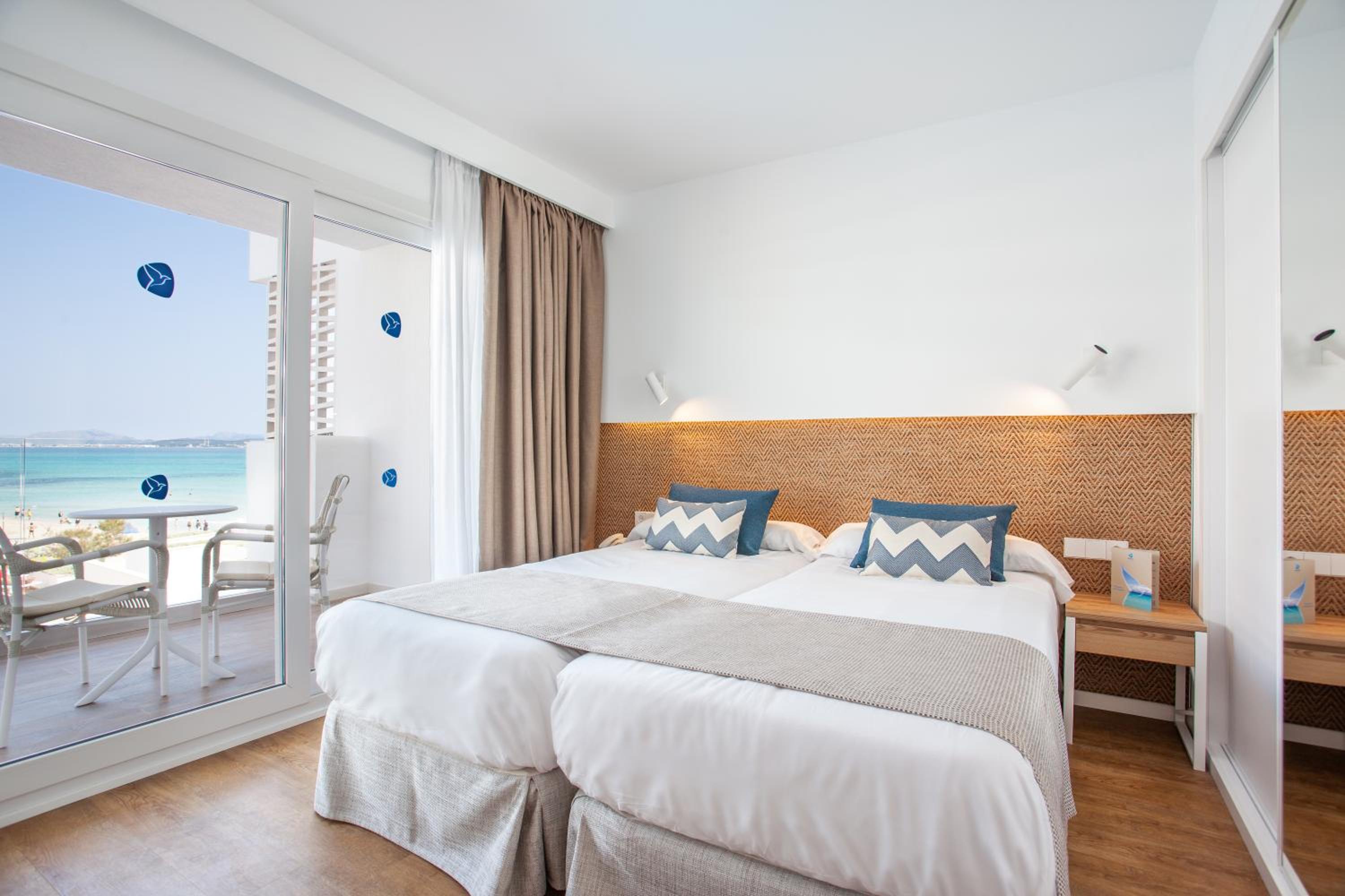 One-Bedroom Apartment with Sea Side View (2 Adults + 1 Child) - Photo 2