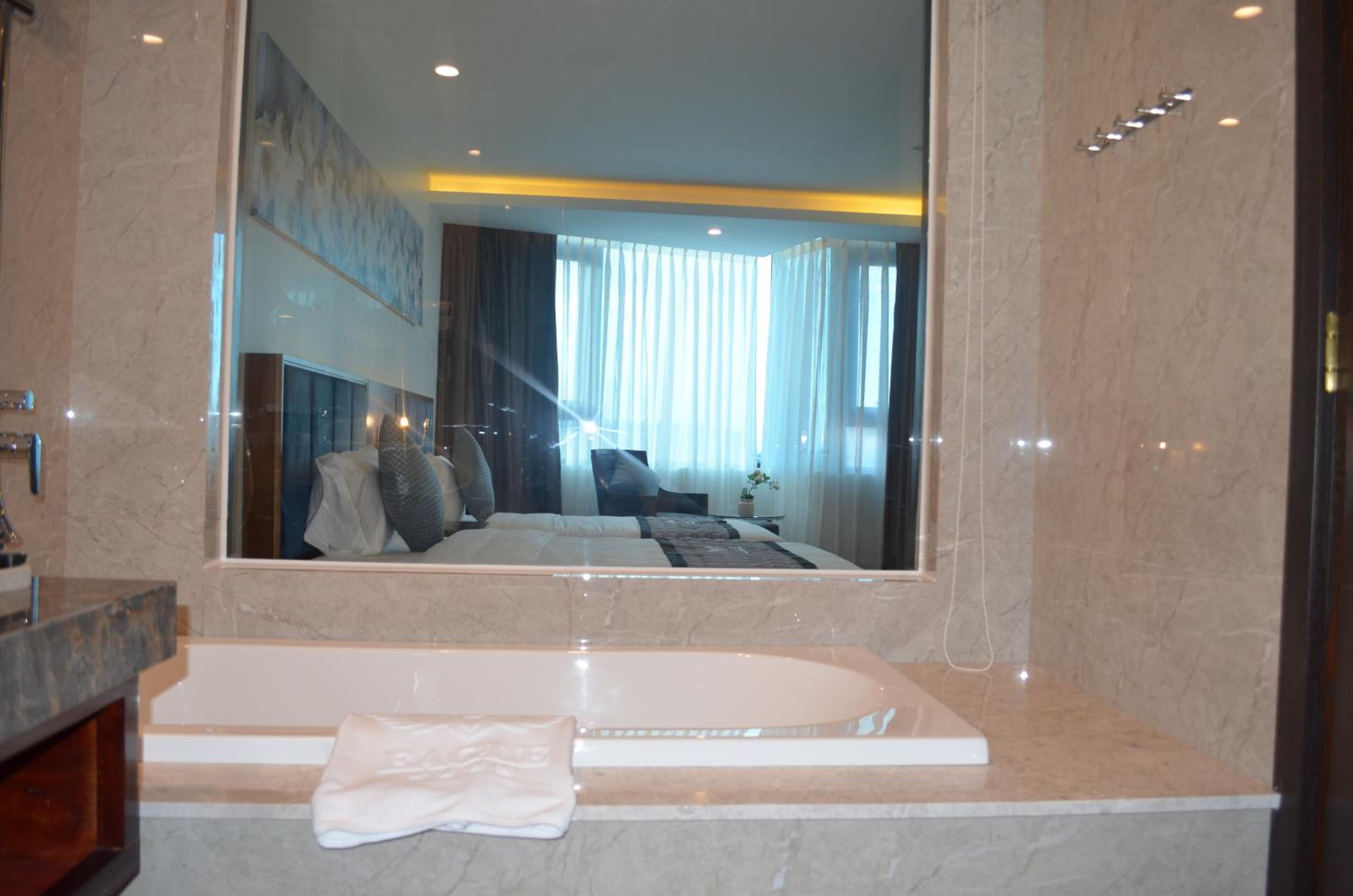 Deluxe King Room - Photo 5