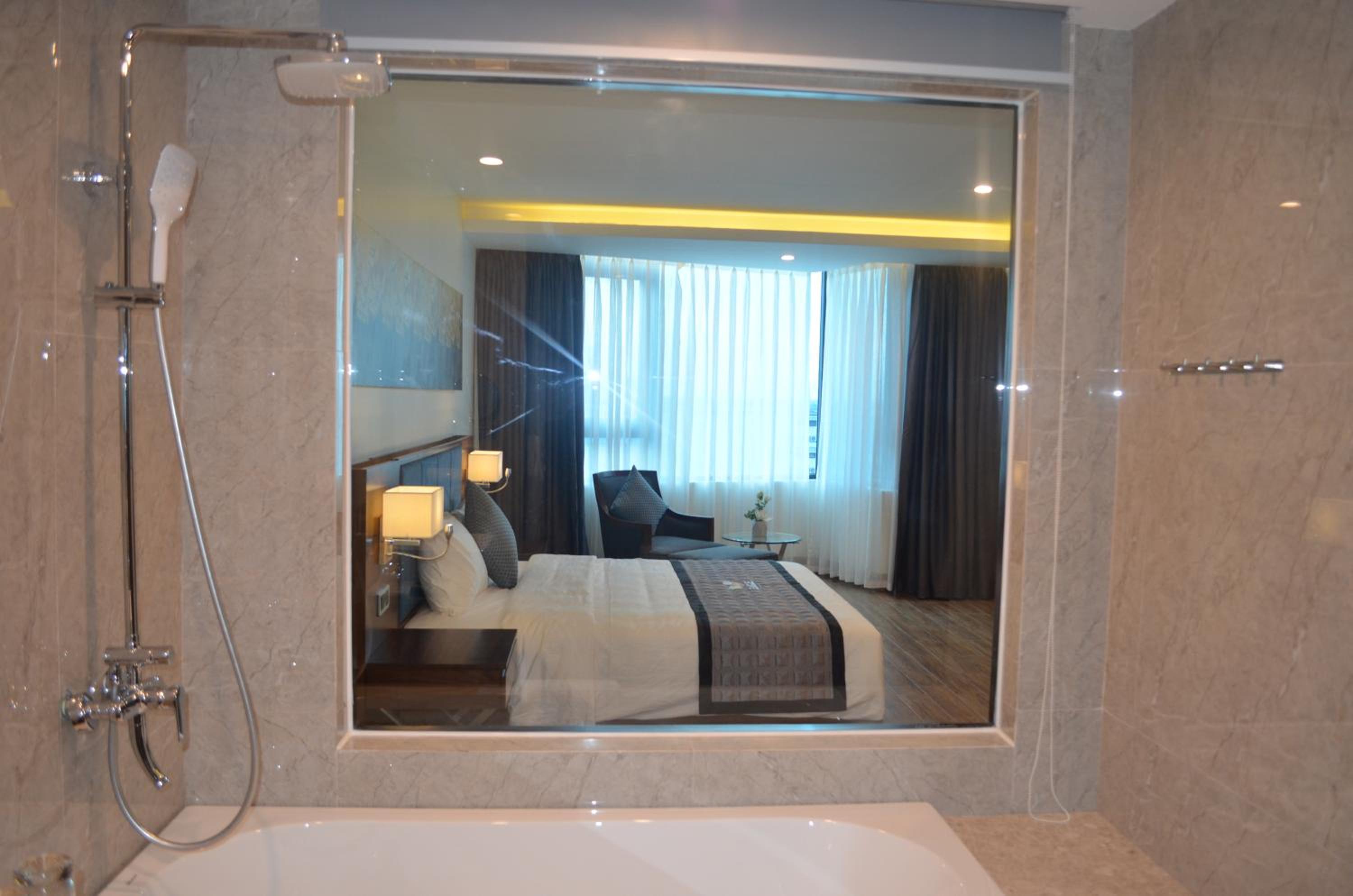 Deluxe King Room - Photo 4