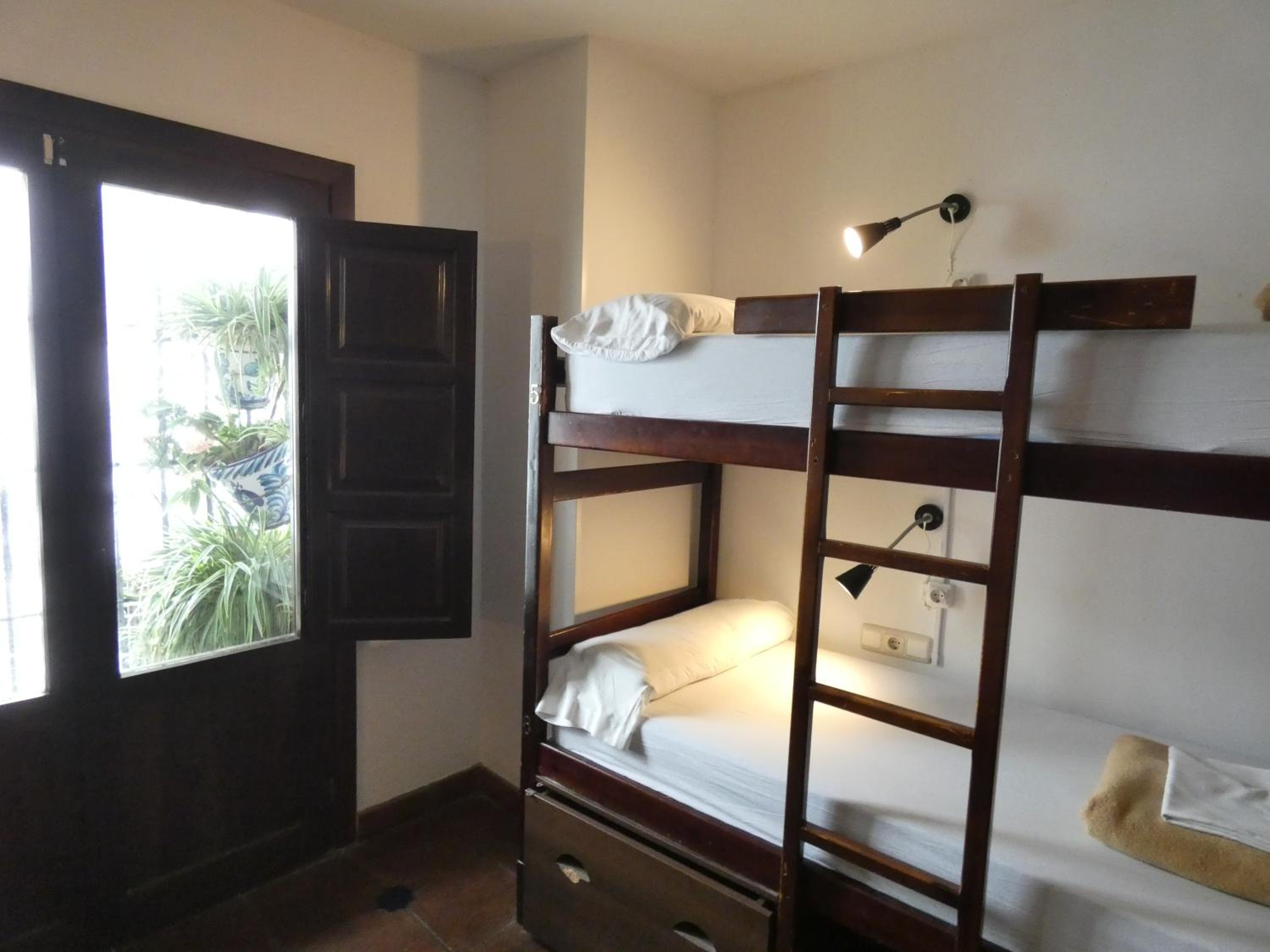 Bed in 10-Bed Mixed Dormitory Room photo 2