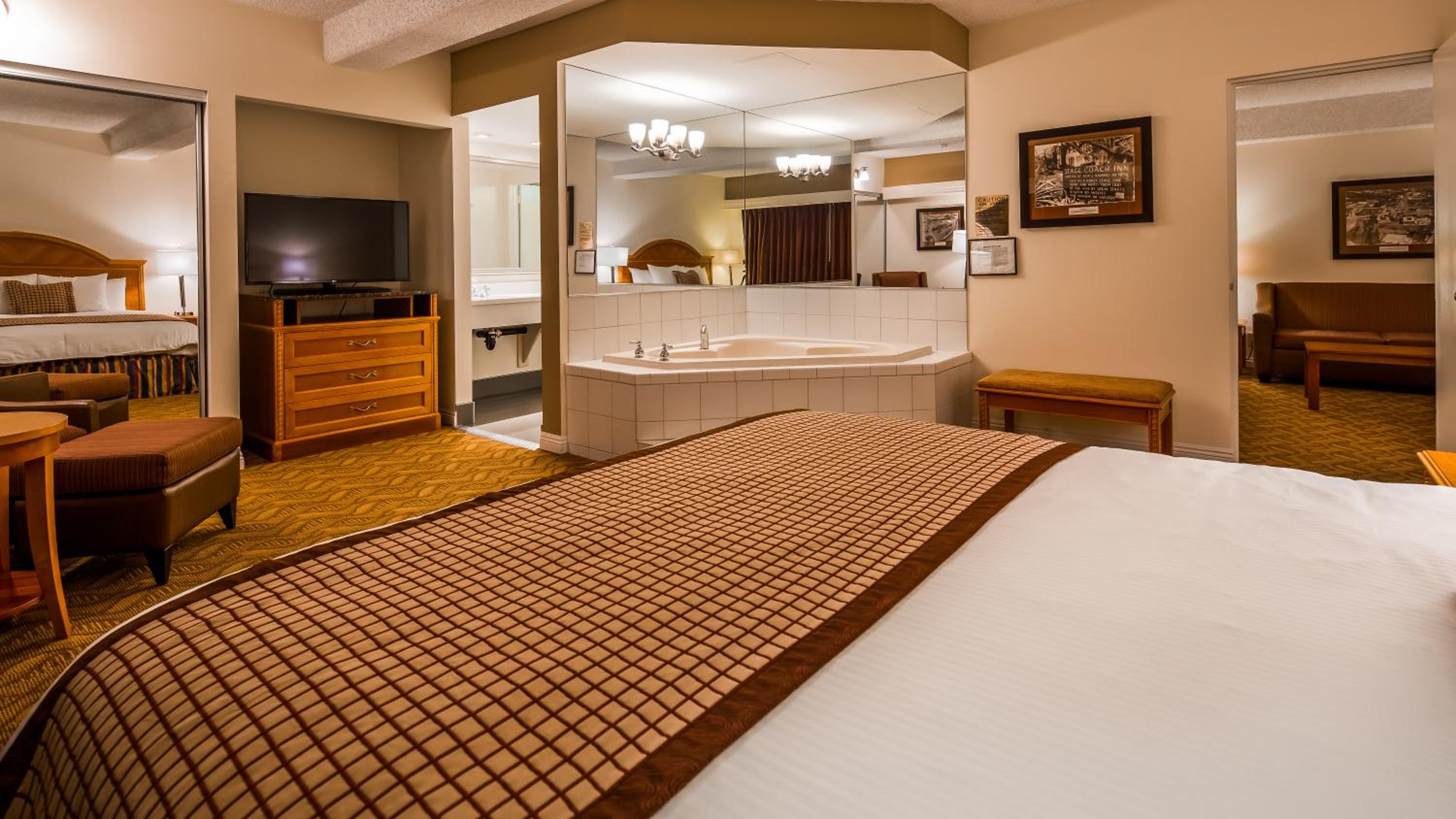 King Suite with Sofa Bed and Spa Tub - Balcony/Non-Smoking - Photo 5
