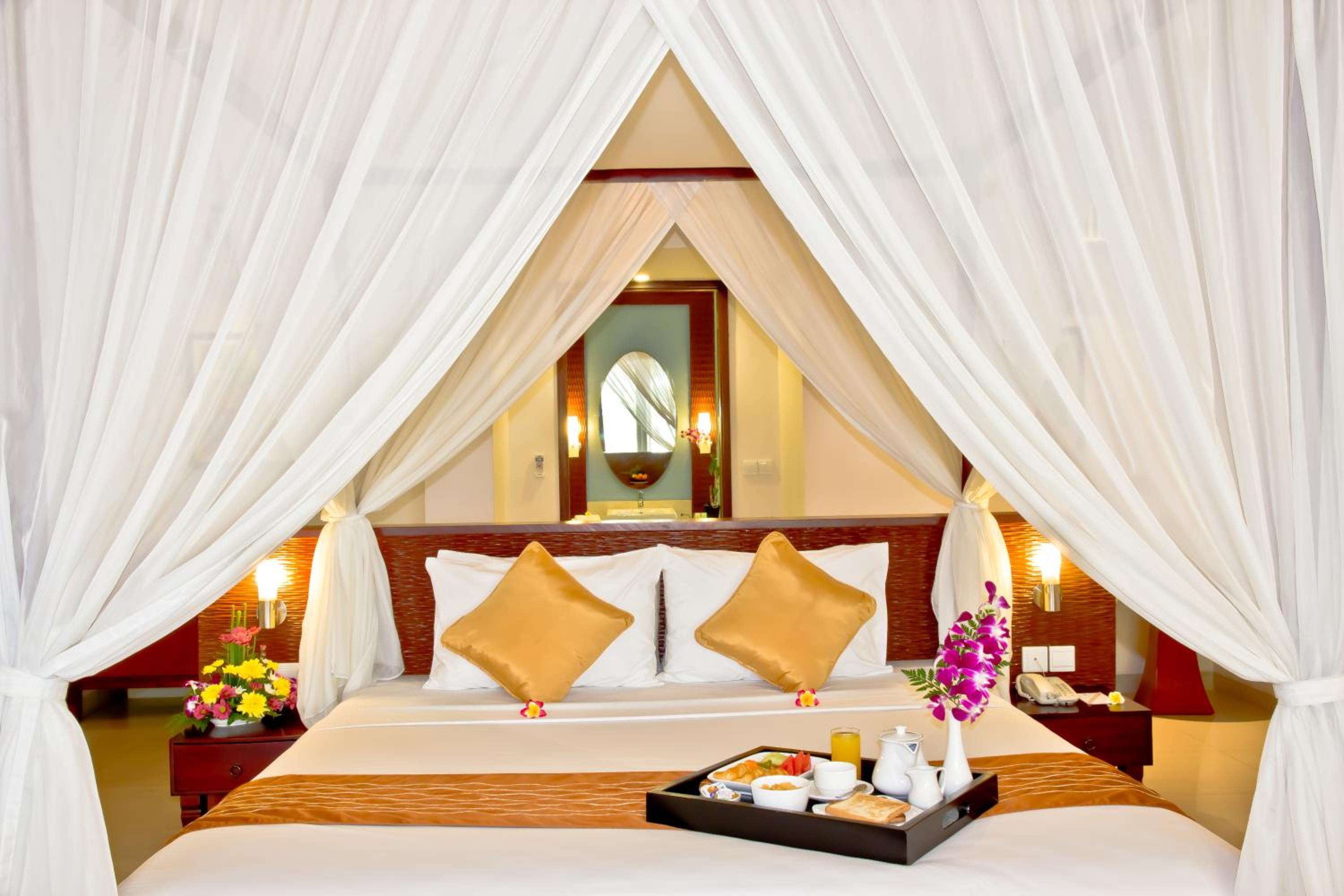 Suite with Pool View - Photo 2