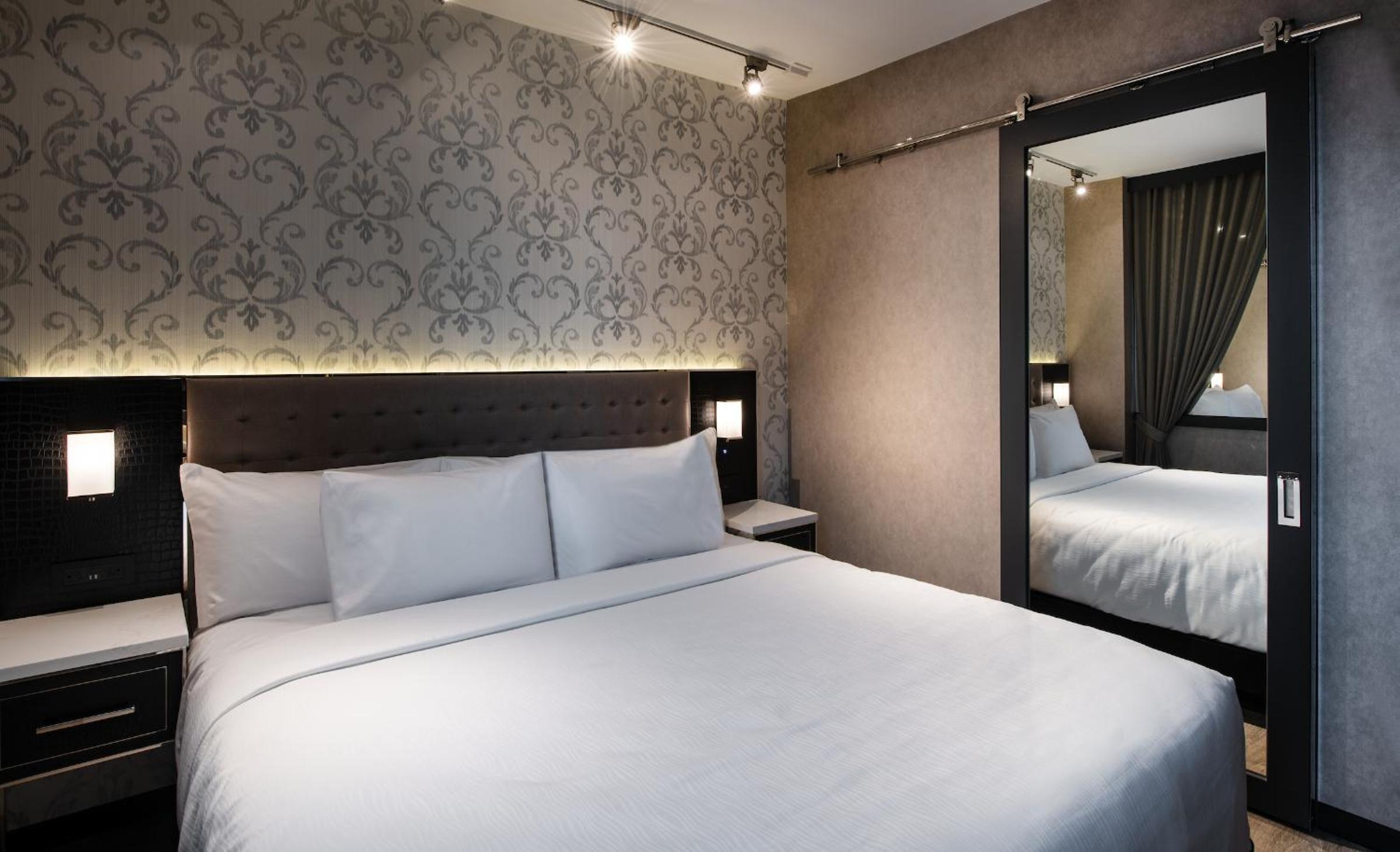 Deluxe King Room thumbnail 6