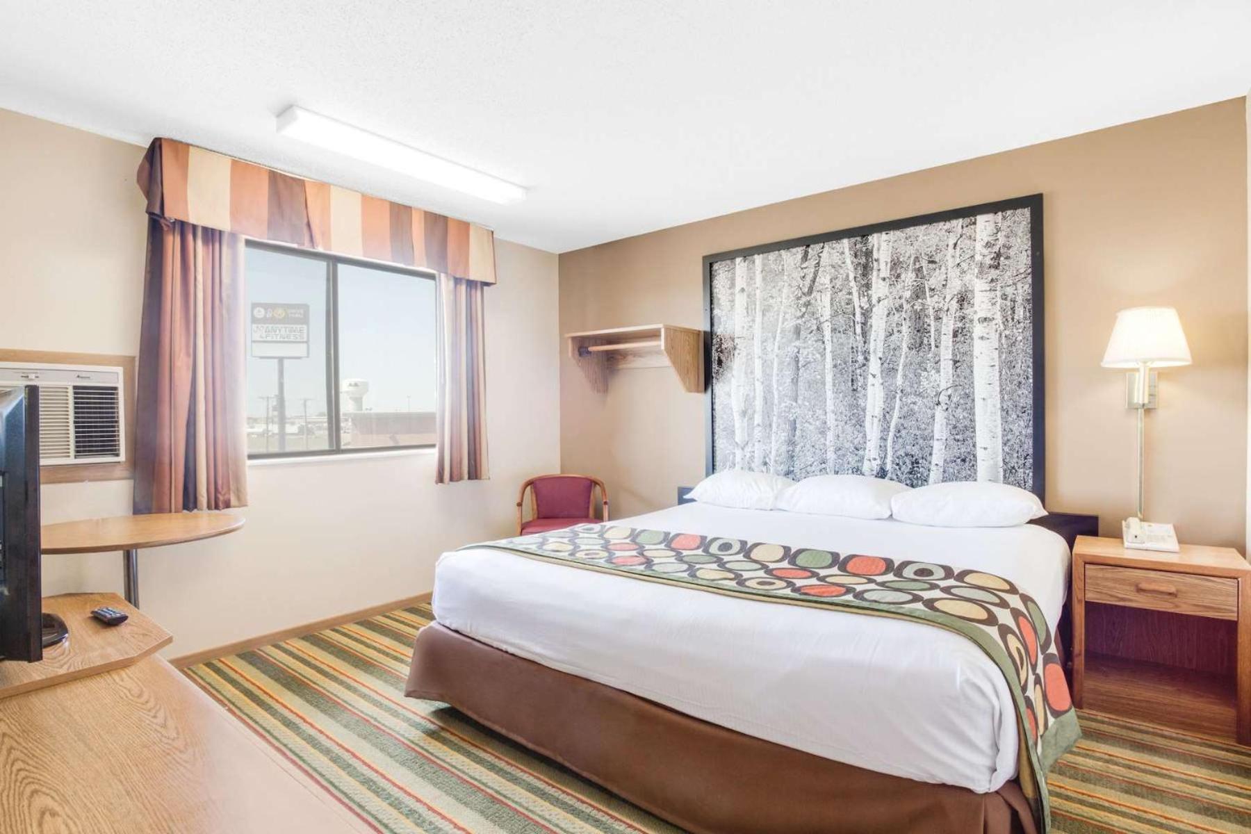 Deluxe King Room - Non-Smoking - Photo 3