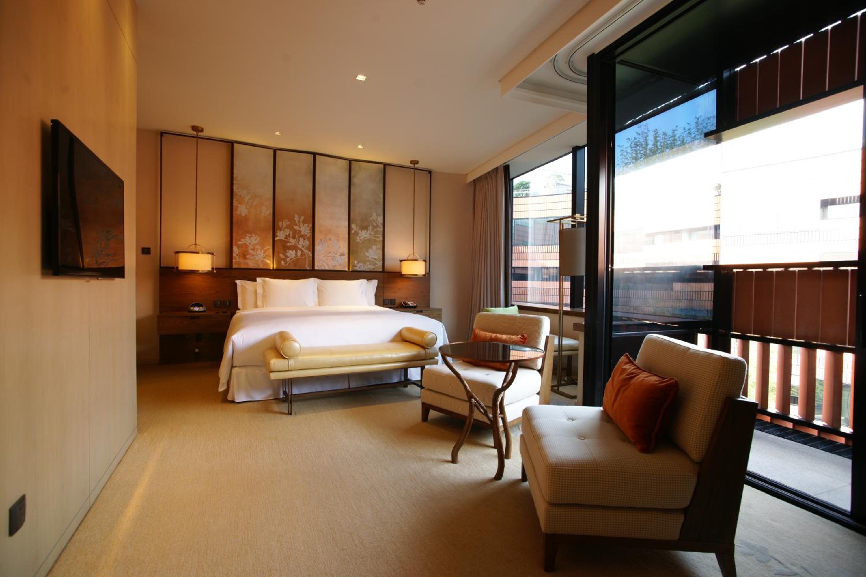 Premium King Room with Courtyard View
