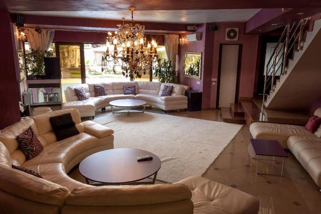 Villa - Photo 1