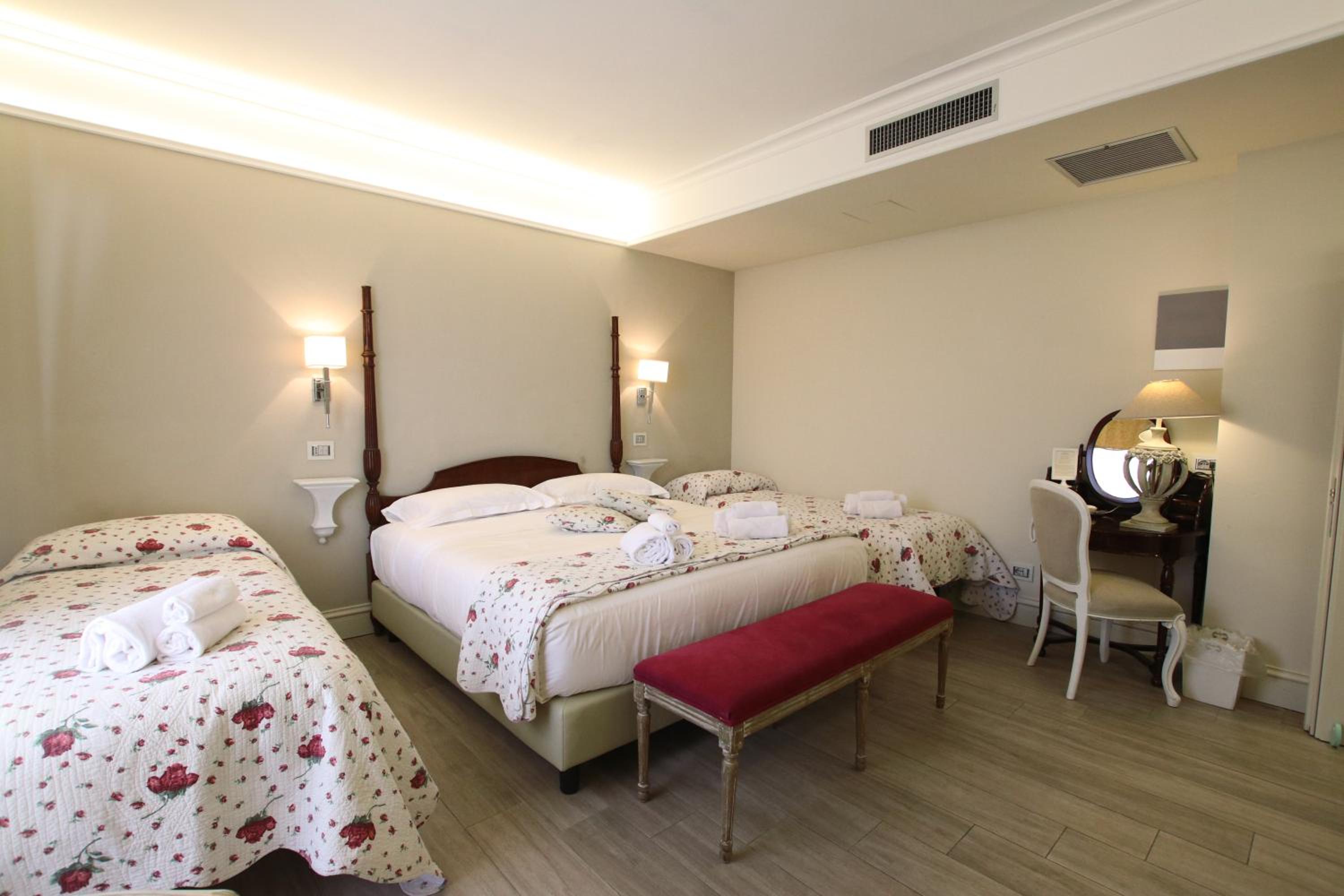 Quadruple Room with Side Sea View photo 2